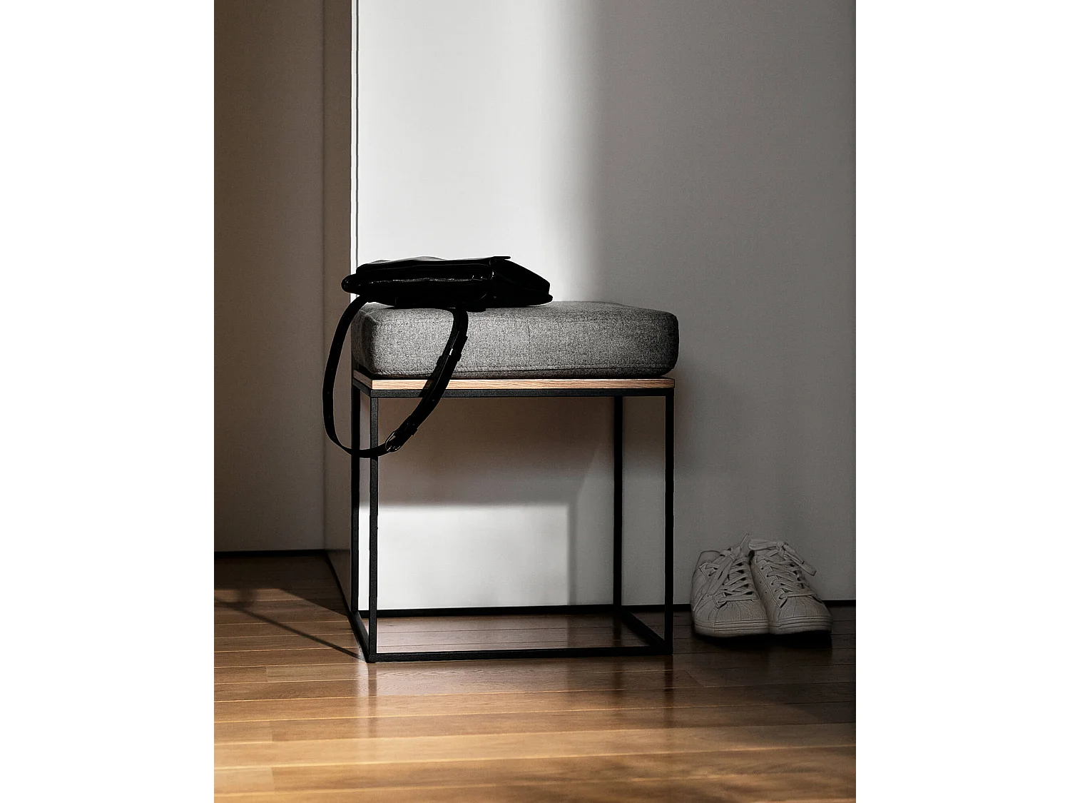 Pouf Feo - pouf carré minimaliste en chêne noir avec coussin en laine