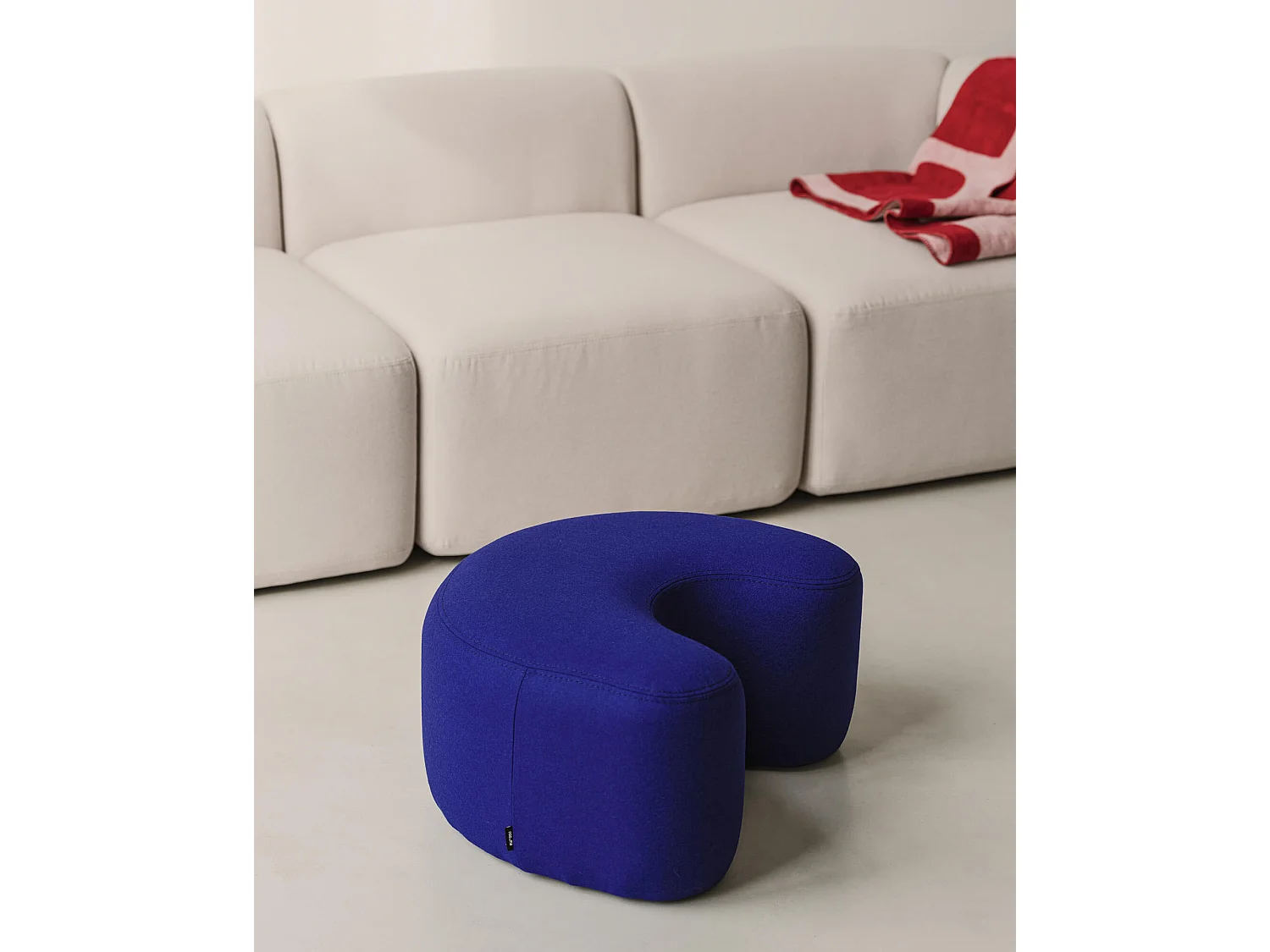Ü Pouf - pouf contemporain en laine, finition artisanale