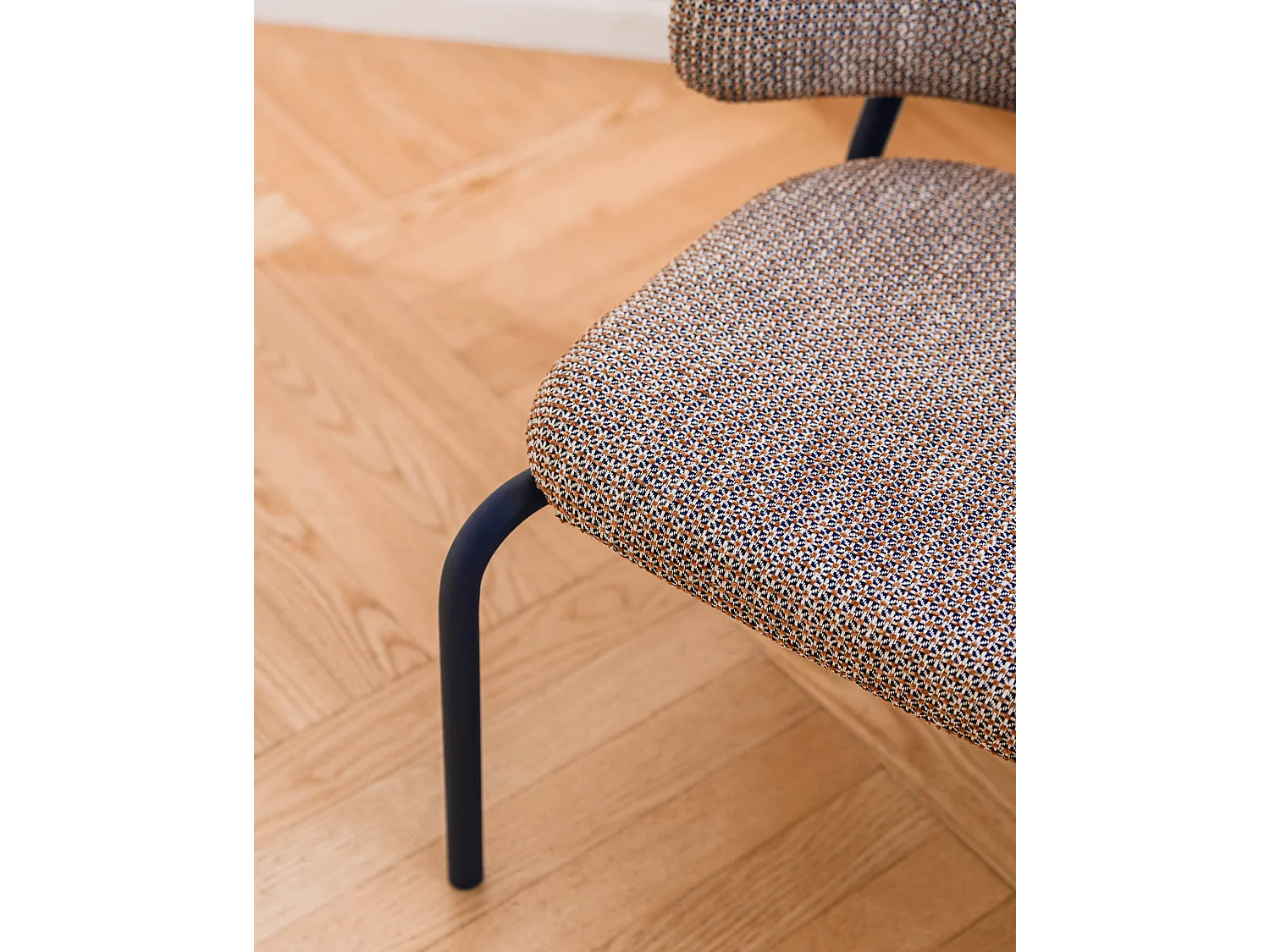 Chaise longue Kei - design minimaliste, assise rembourrée 100% polyester
