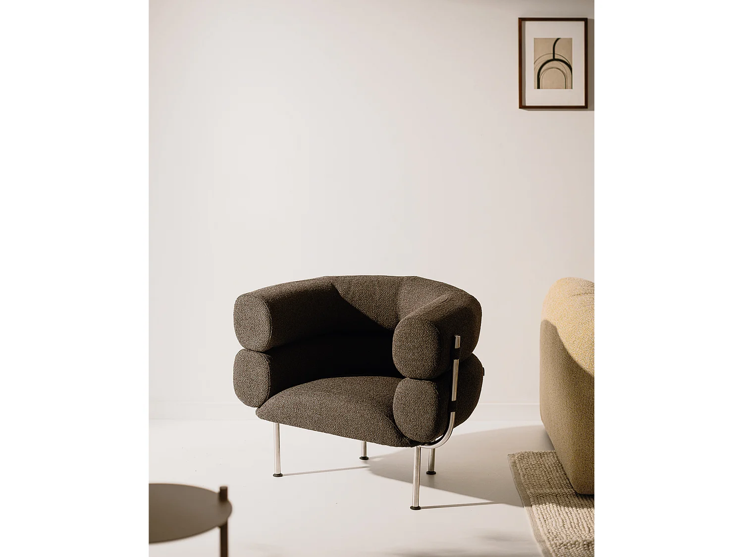 Fauteuil Ubi, fauteuil moderne enveloppant avec accoudoirs, assise fixe, fabriqué en Pologne