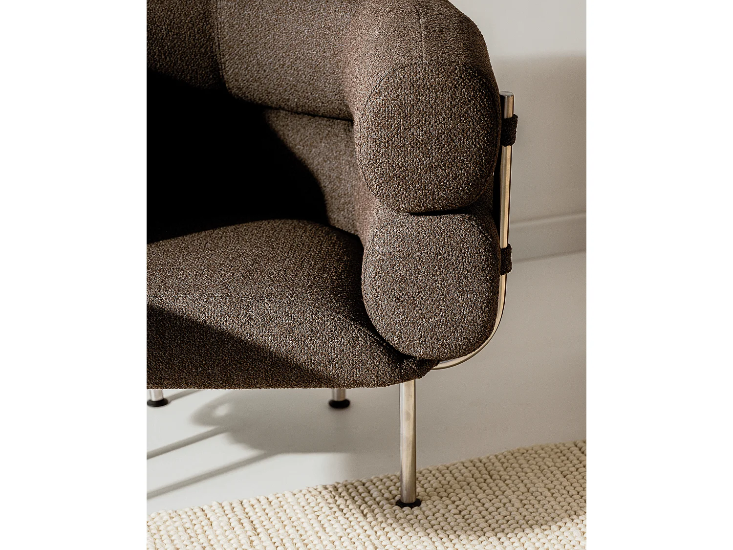 Fauteuil Ubi, fauteuil moderne enveloppant avec accoudoirs, assise fixe, fabriqué en Pologne