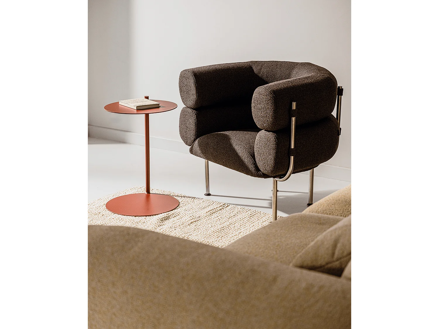 Fauteuil Ubi, fauteuil moderne enveloppant avec accoudoirs, assise fixe, fabriqué en Pologne
