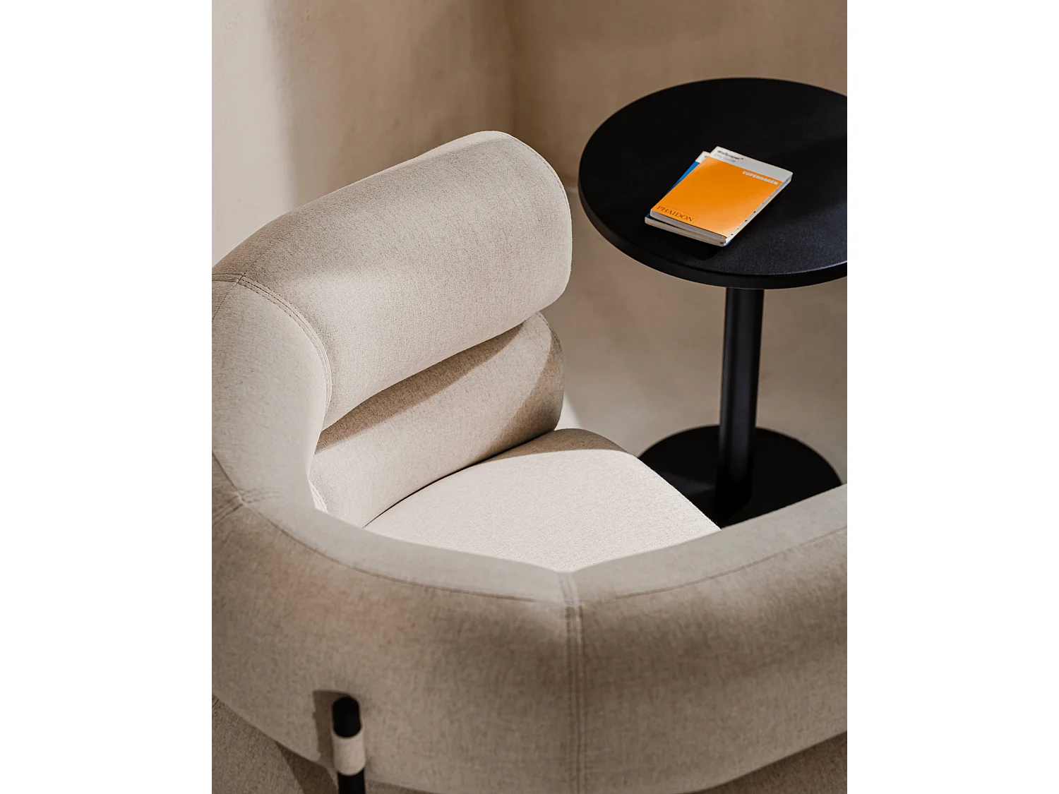 Fauteuil Ubi, fauteuil moderne enveloppant avec accoudoirs, assise fixe, fabriqué en Pologne