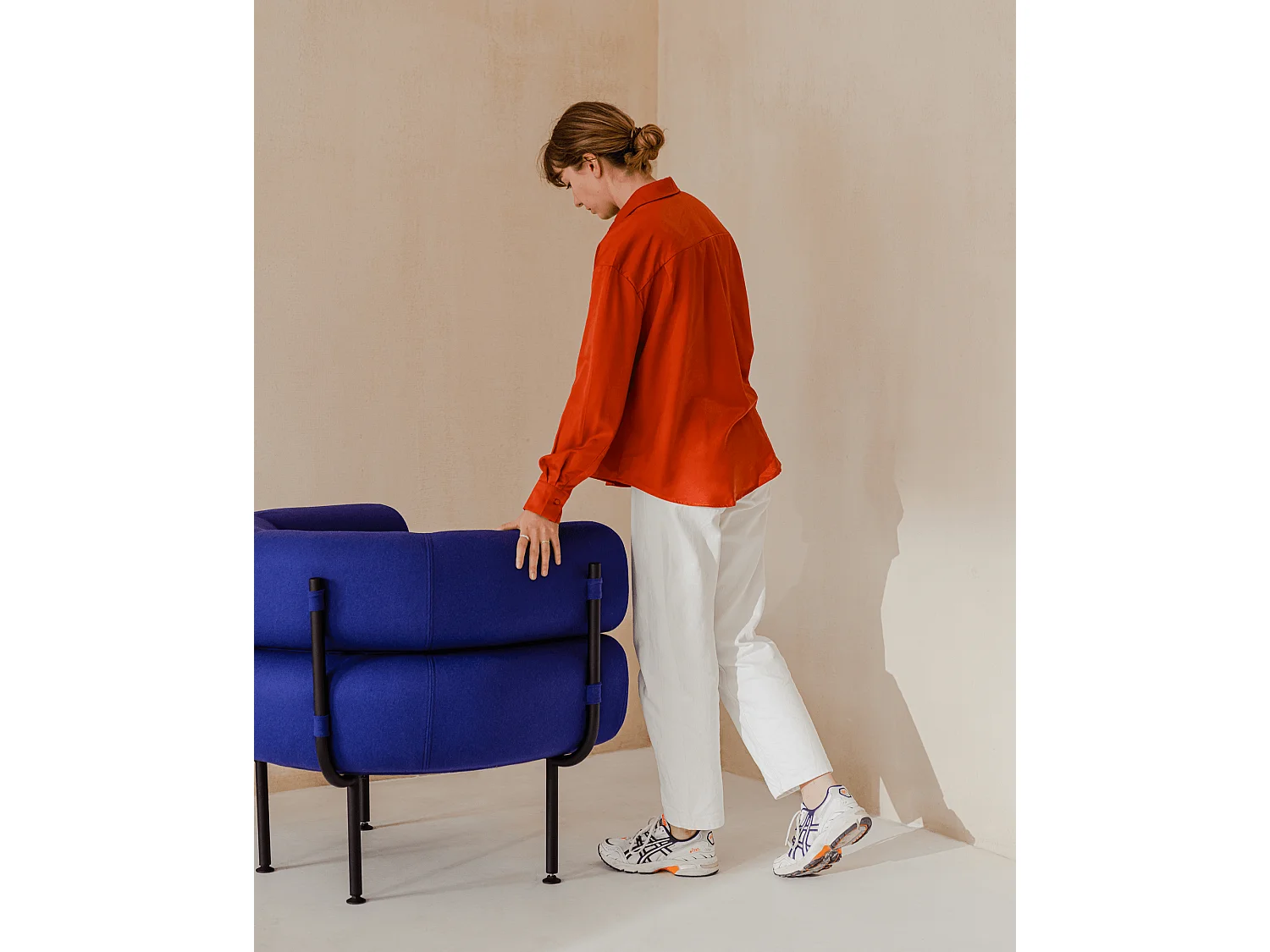 Fauteuil Ubi, fauteuil moderne enveloppant avec accoudoirs, assise fixe, fabriqué en Pologne