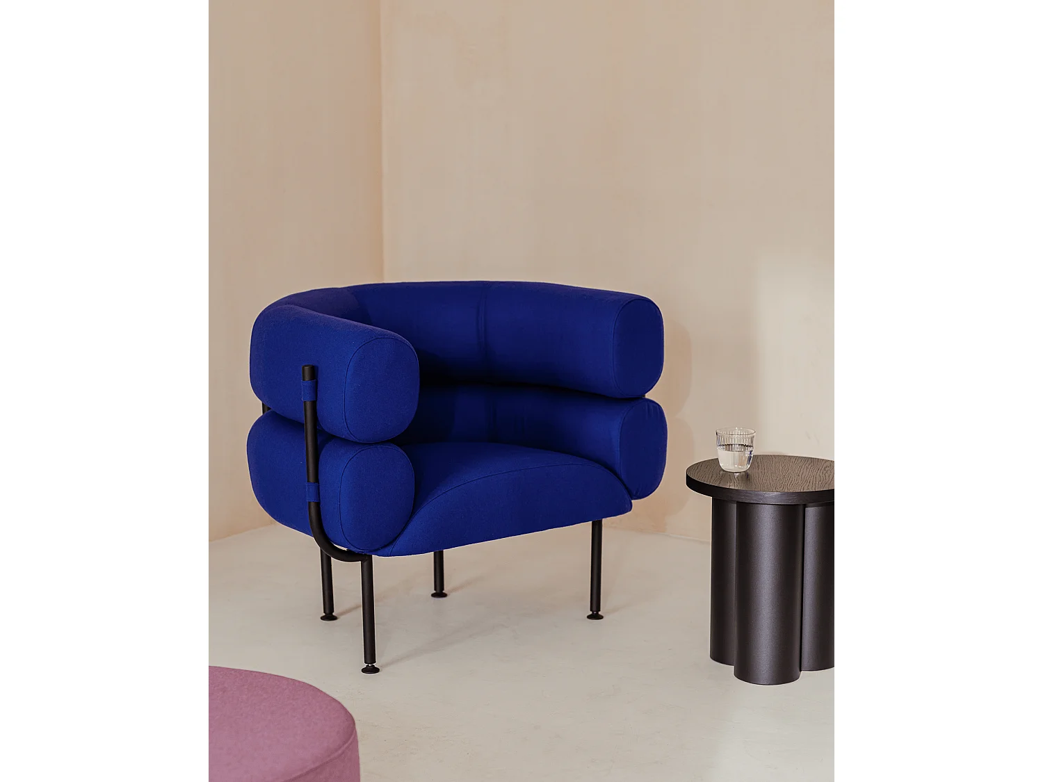 Fauteuil Ubi, fauteuil moderne enveloppant avec accoudoirs, assise fixe, fabriqué en Pologne