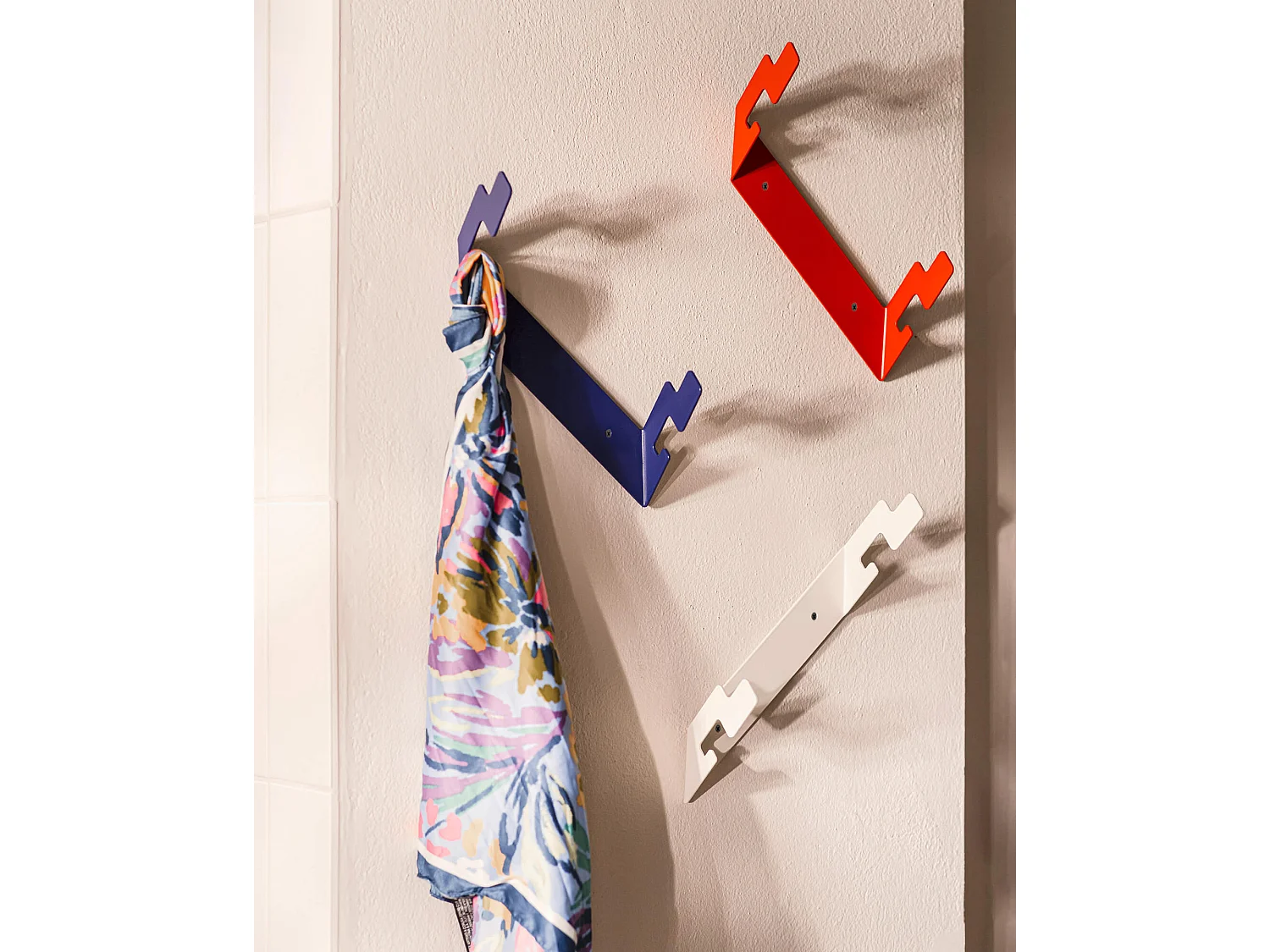 Porte-manteaux Glips noo.ma, design en acier minimaliste