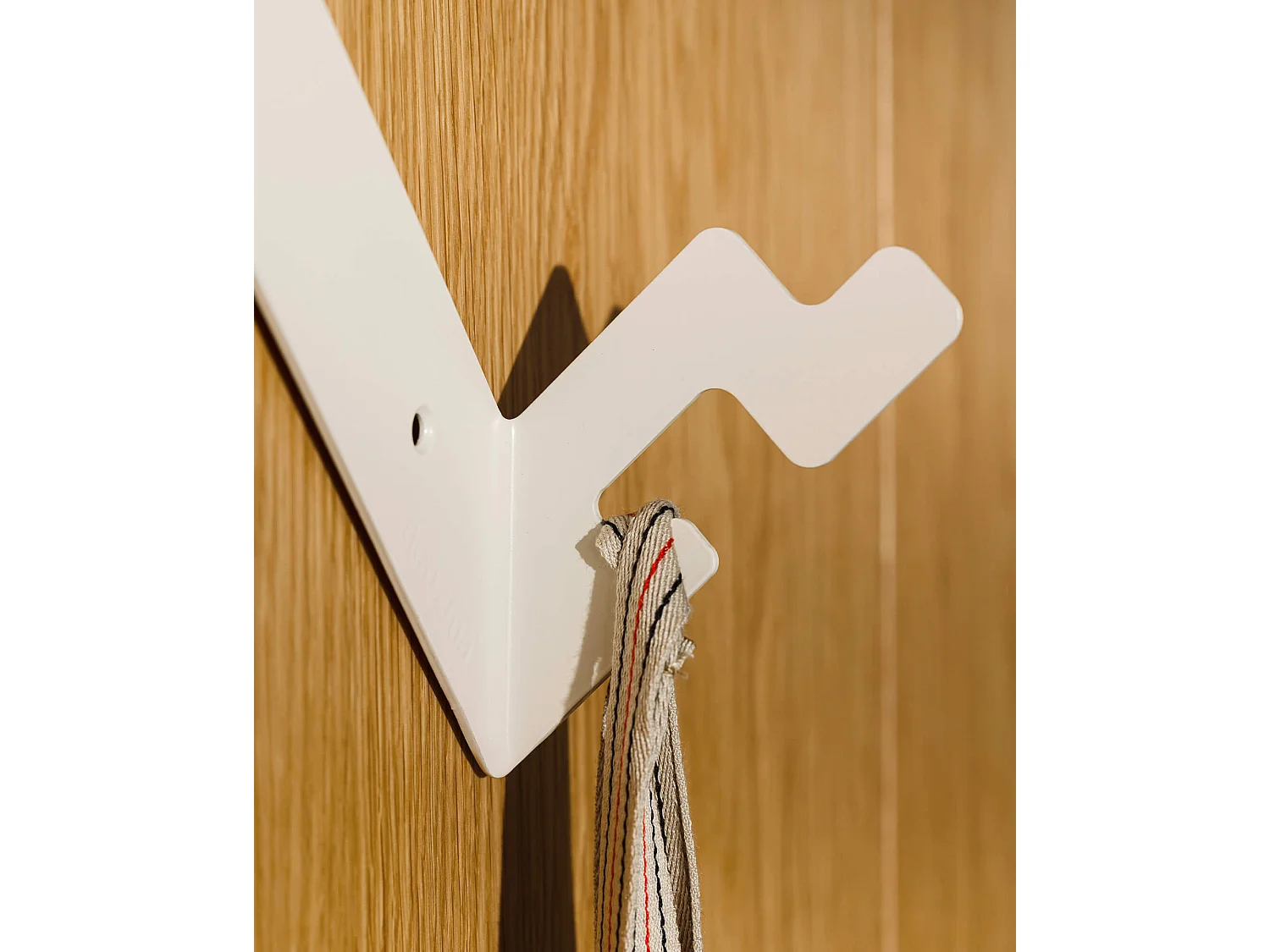 Porte-manteaux Glips noo.ma, design en acier minimaliste