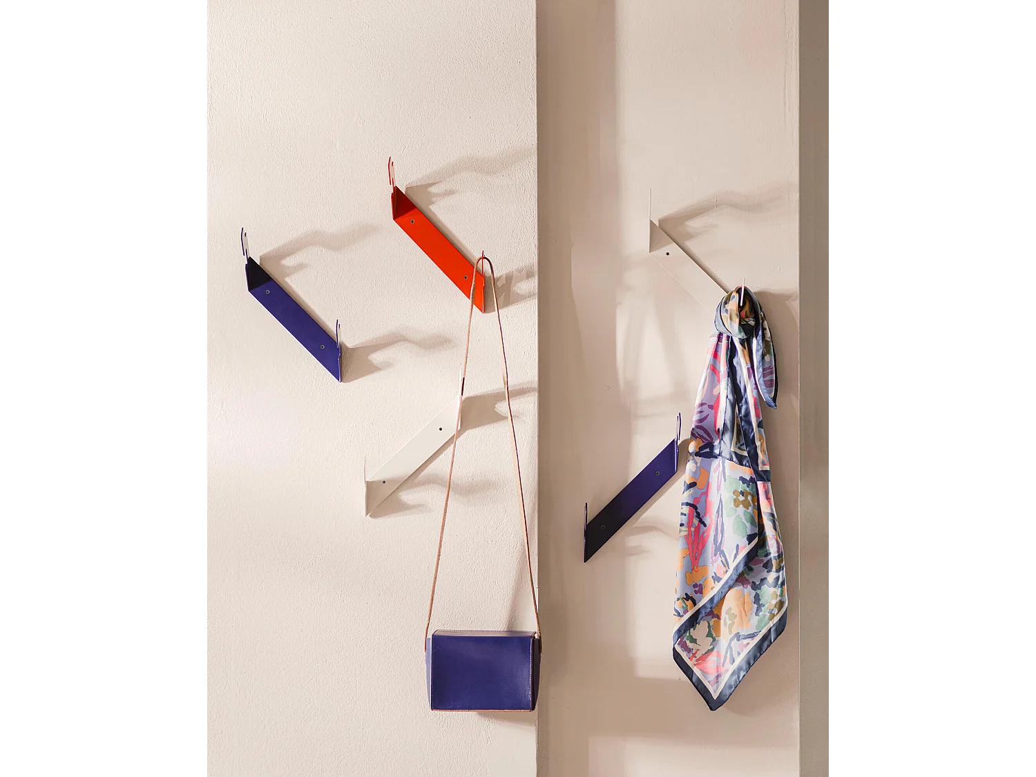 Porte-manteaux Glips noo.ma, design en acier minimaliste