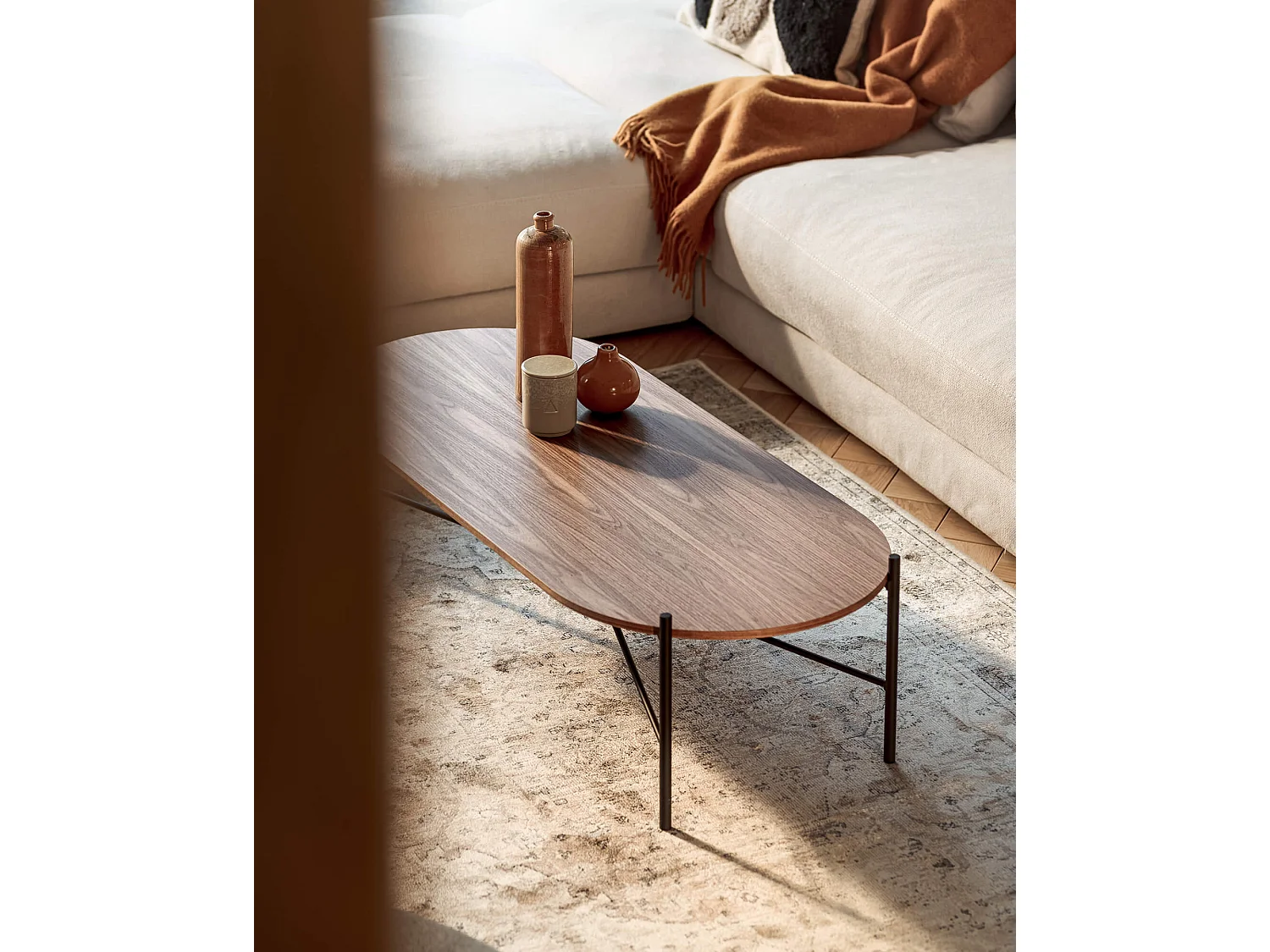 Toglan Couchtisch - ovaler Sofatisch, pulverbeschichteter Stahl, Furnier, 115 x 50 x 32 cm