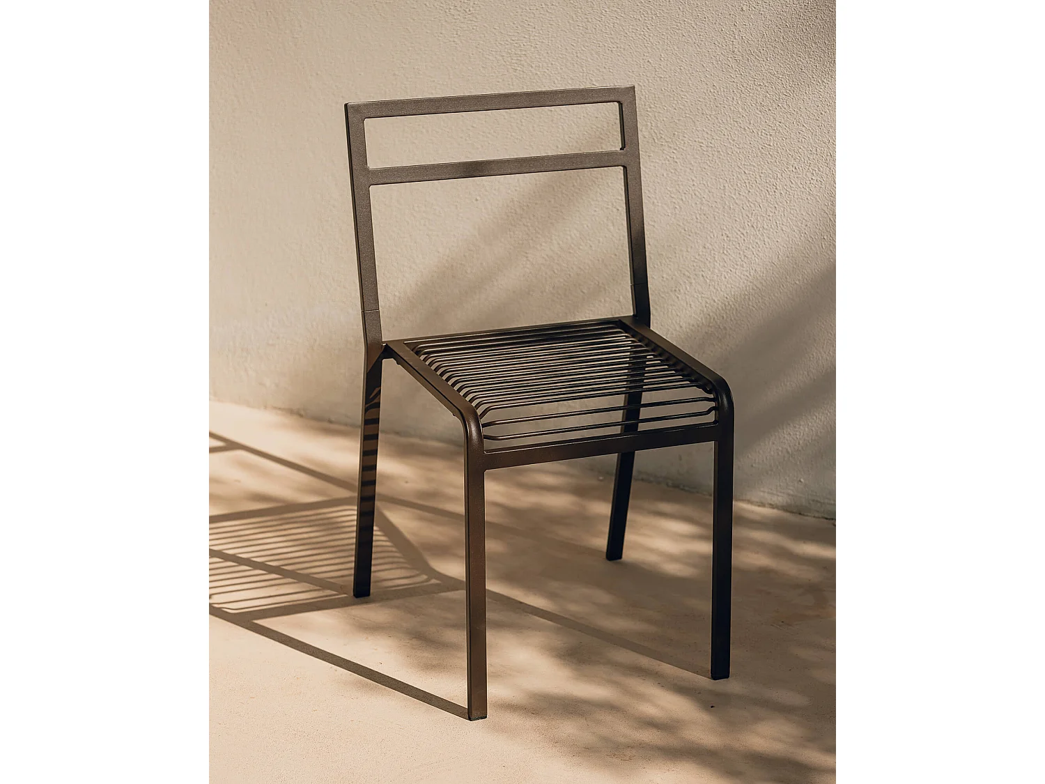 Chaise Oto - acier léger et design intemporel