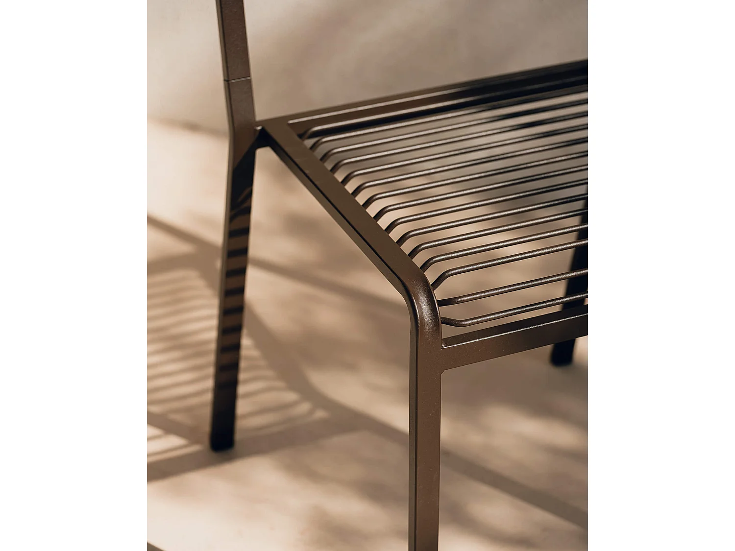 Chaise Oto - acier léger et design intemporel