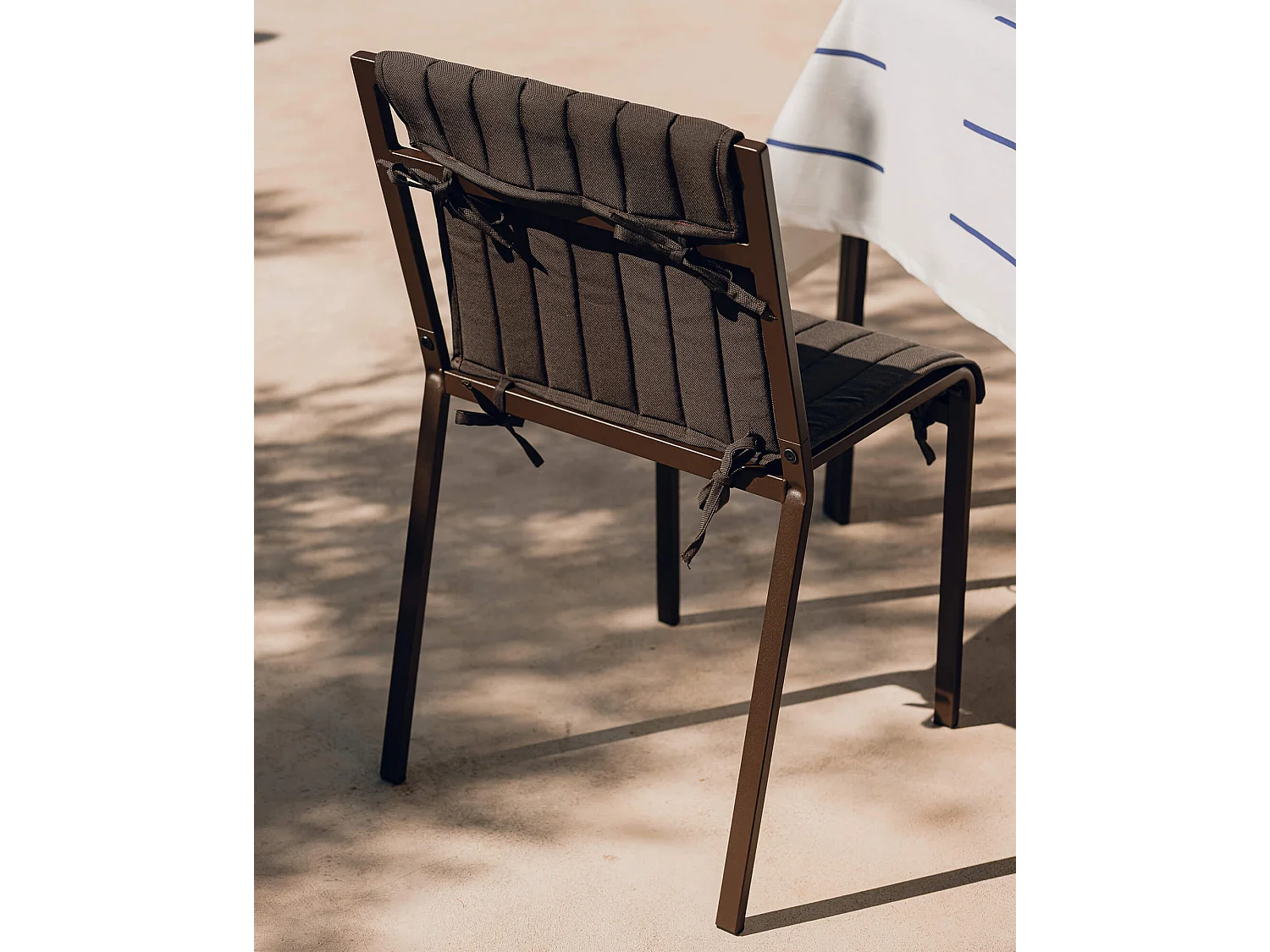 Chaise Oto - acier léger et design intemporel