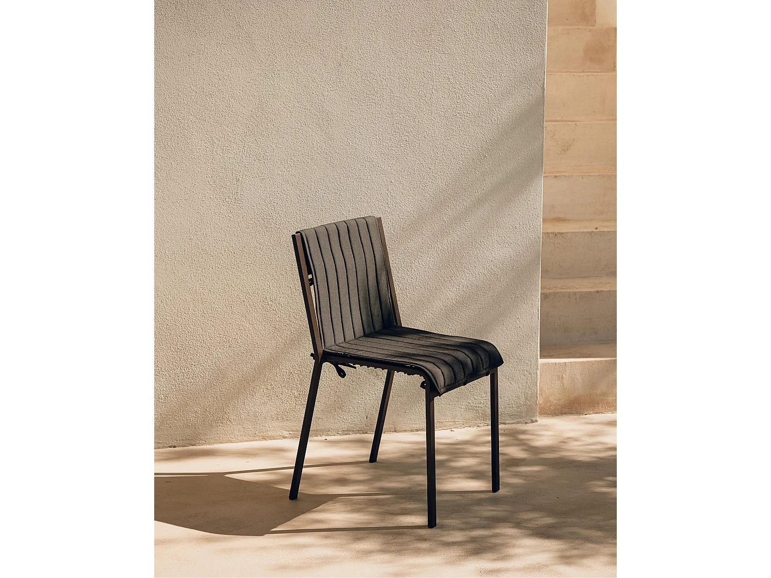 Chaise Oto - acier léger et design intemporel