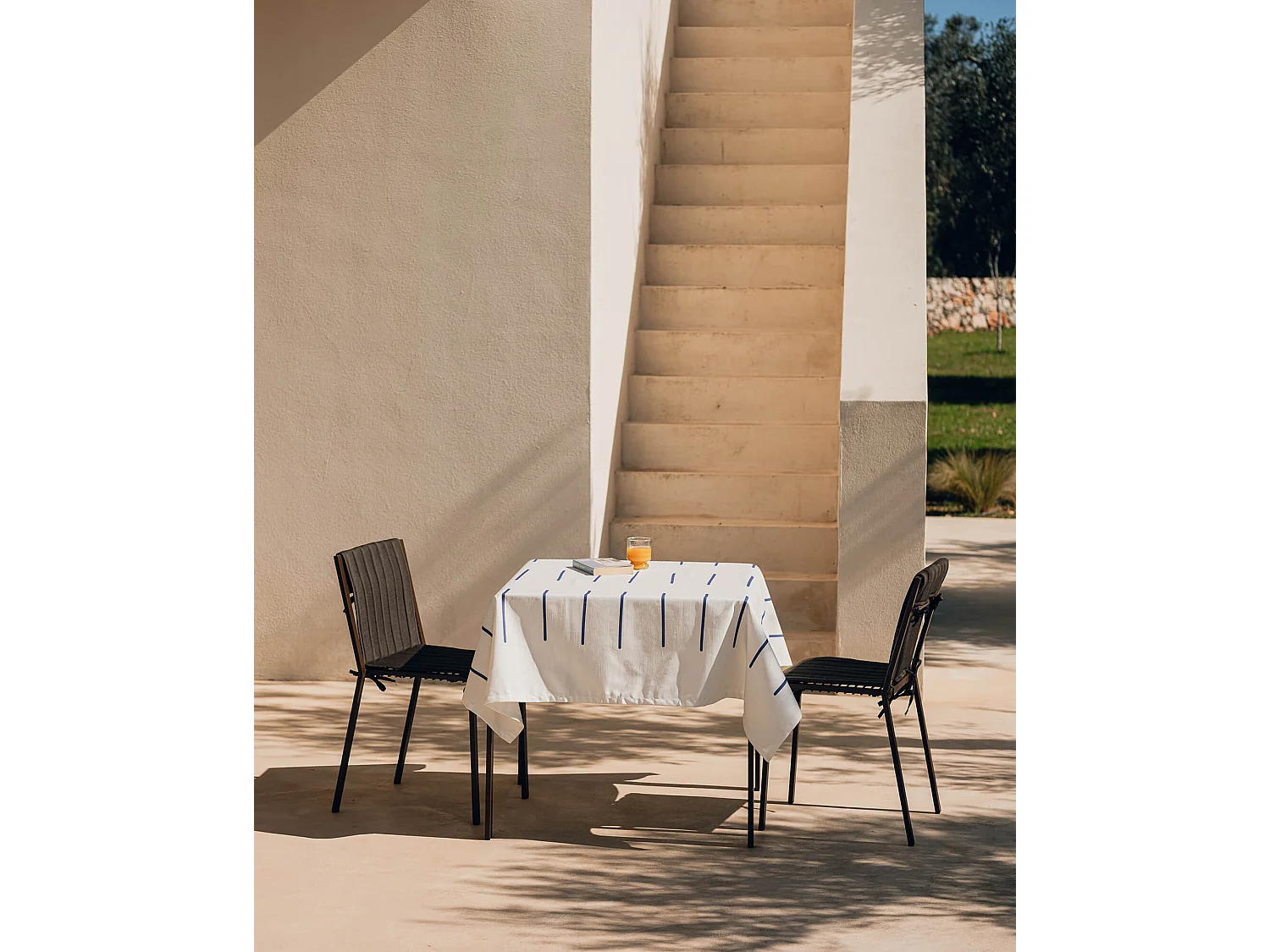 Chaise Oto - acier léger et design intemporel