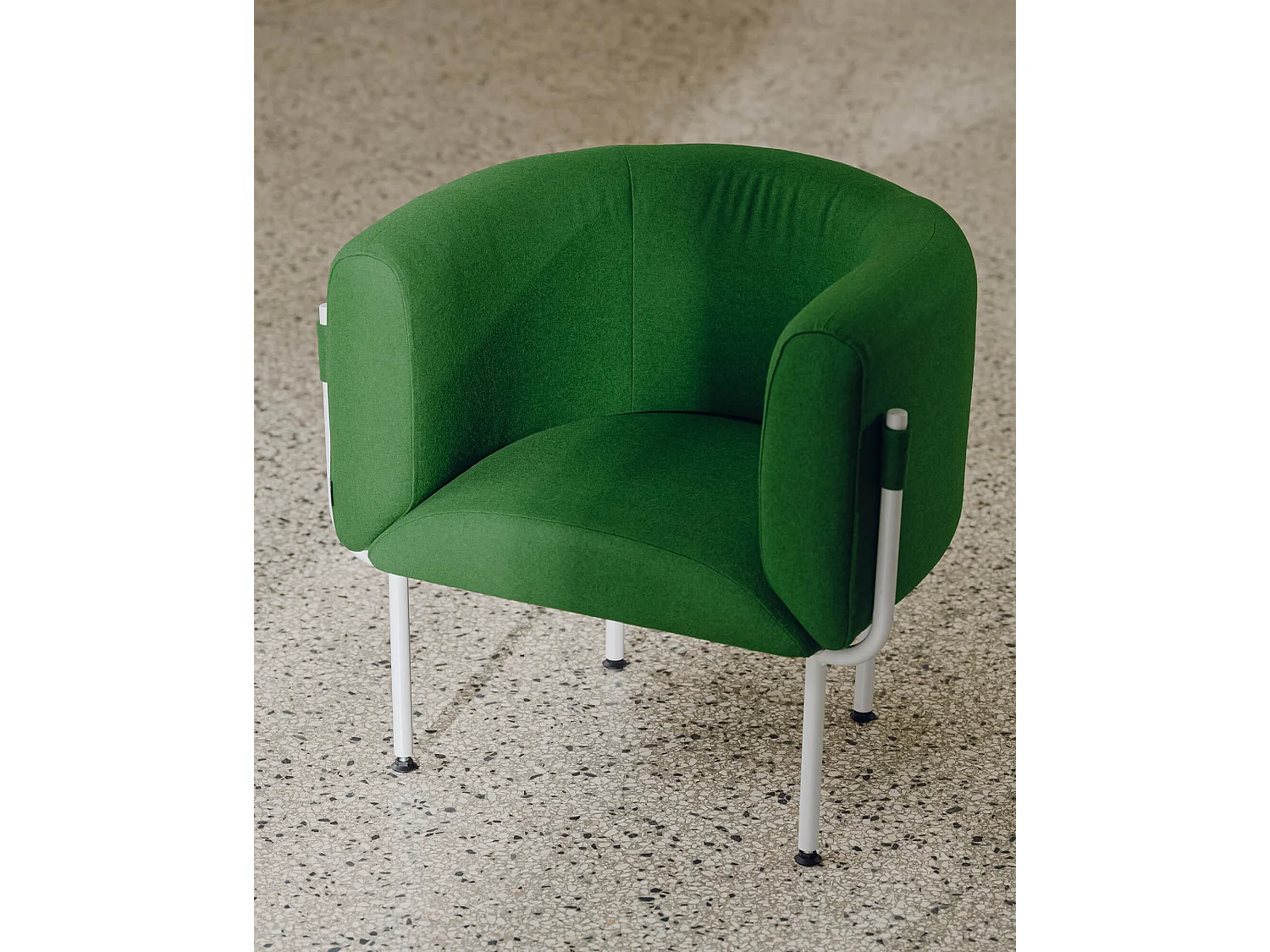 noo.ma mosgroene fauteuil met armleuningen - 75% wol, moderne minimalistische stijl