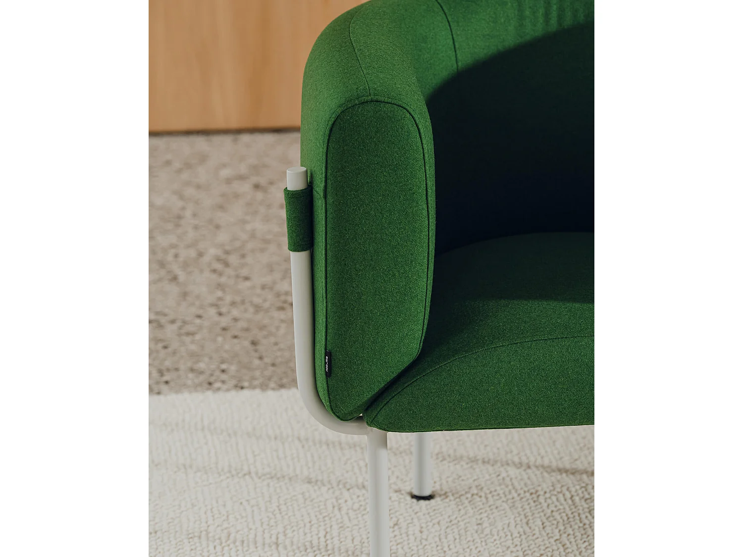 noo.ma mosgroene fauteuil met armleuningen - 75% wol, moderne minimalistische stijl