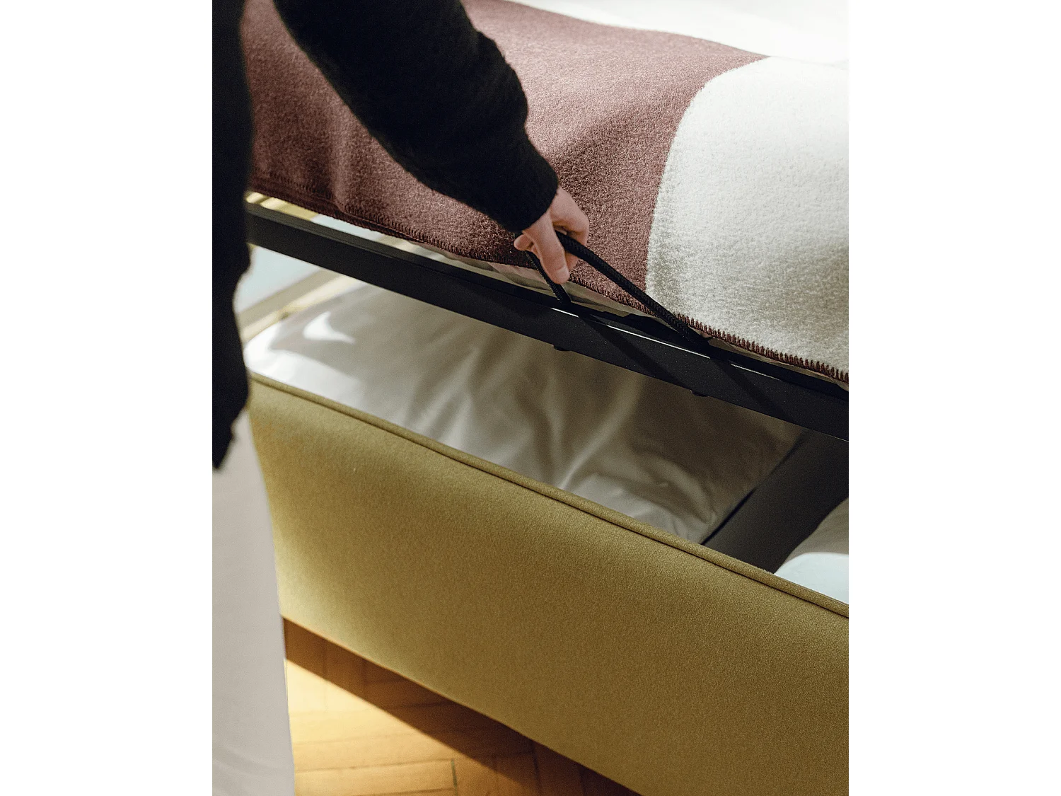 Lit rembourré Melu noo.ma - silhouette arrondie, rangement optionnel avec levage pneumatique