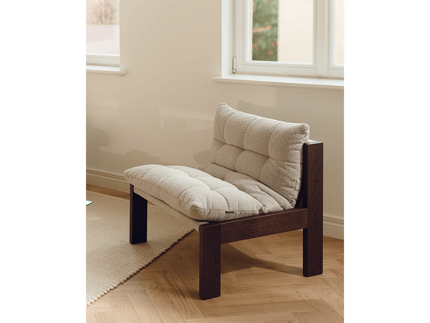 Fauteuil lounge Huno - assise bouclé 100% polyester, structure bois, design moderne