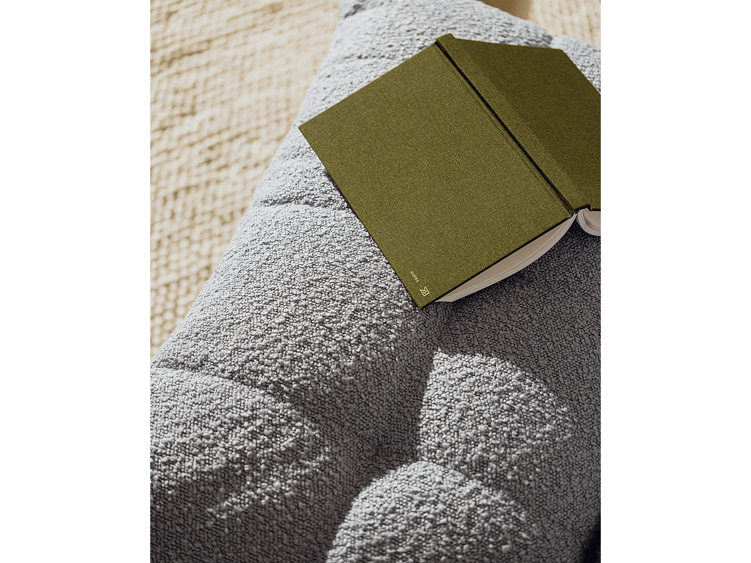 Fauteuil lounge Huno - assise bouclé 100% polyester, structure bois, design moderne