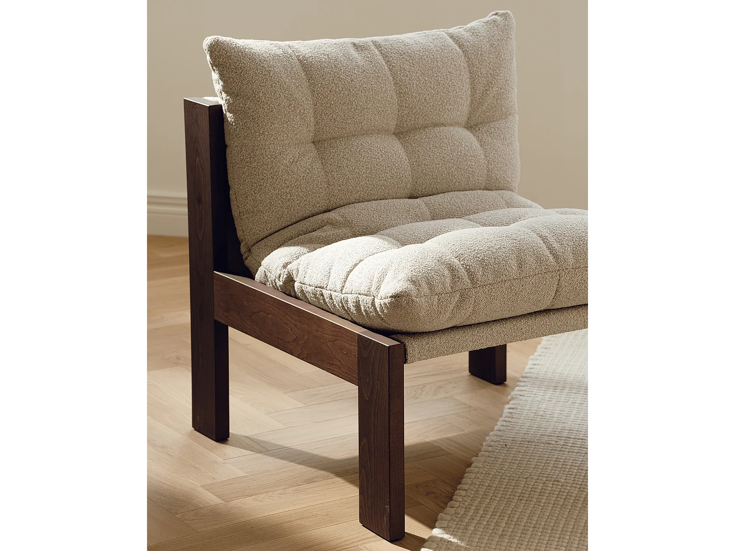 Fauteuil lounge Huno - assise bouclé 100% polyester, structure bois, design moderne