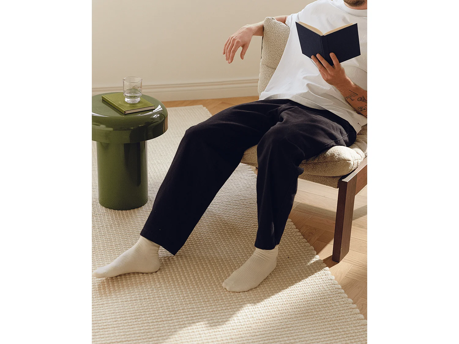 Fauteuil lounge Huno - assise bouclé 100% polyester, structure bois, design moderne