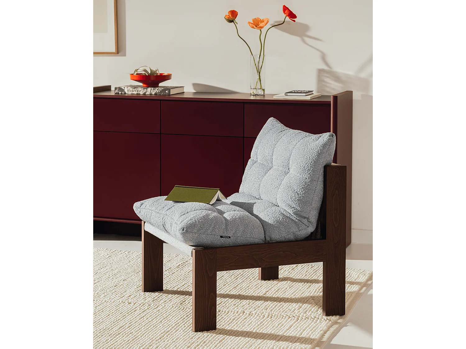 Fauteuil lounge Huno - assise bouclé 100% polyester, structure bois, design moderne