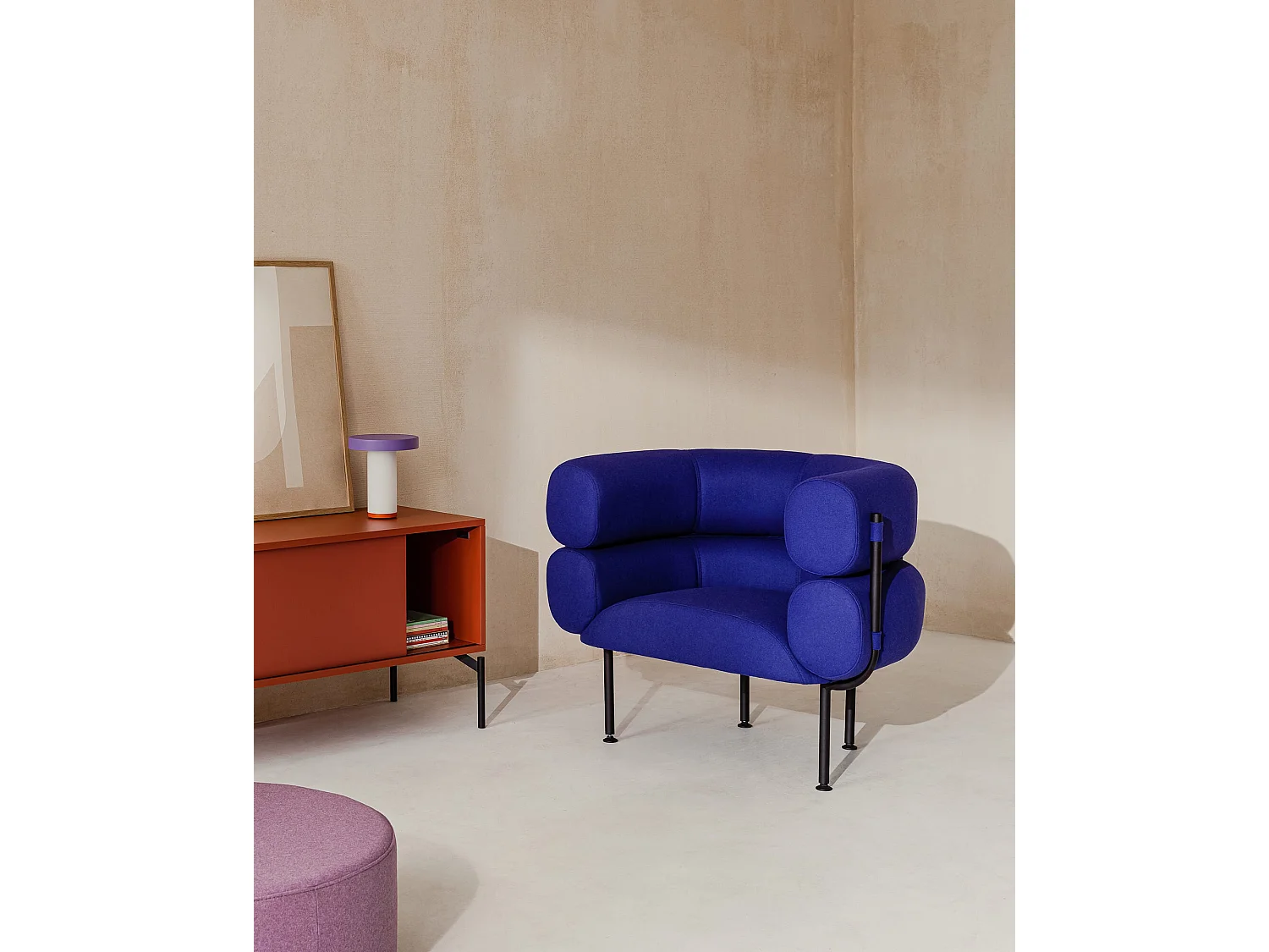 Fauteuil Ubi, fauteuil moderne enveloppant avec accoudoirs, assise fixe, fabriqué en Pologne