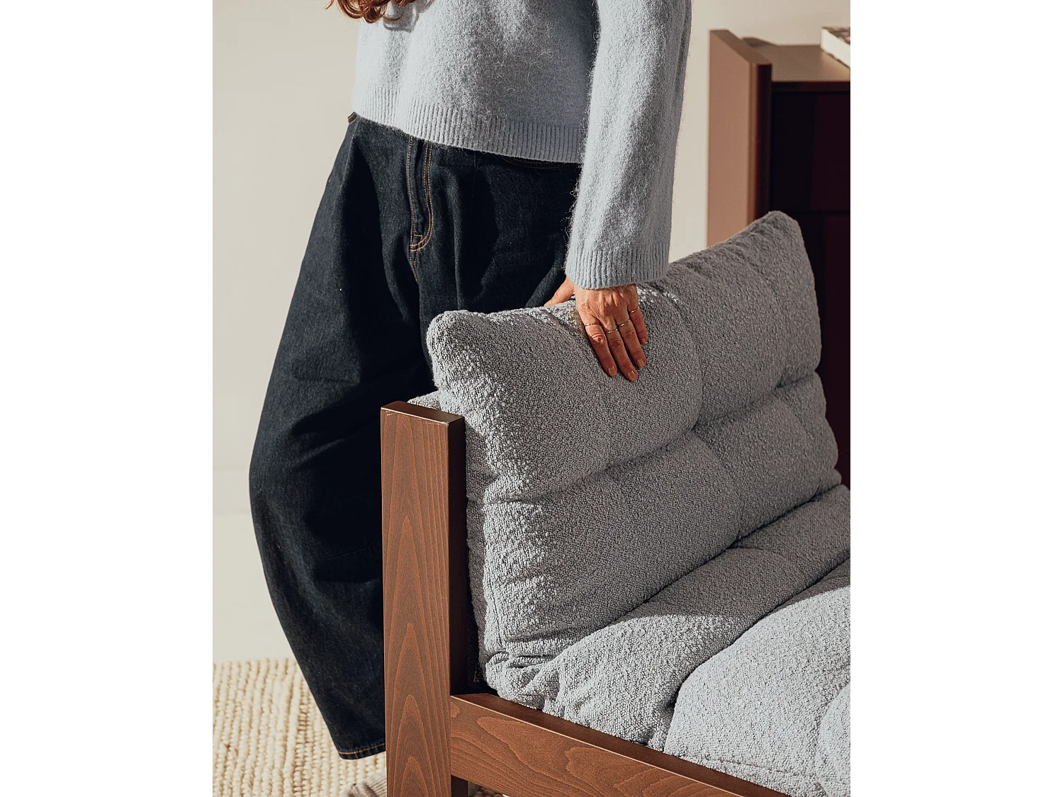 Huno Loungestoel - boucl&eacute;-stof, massief houten frame, moderne loungezit