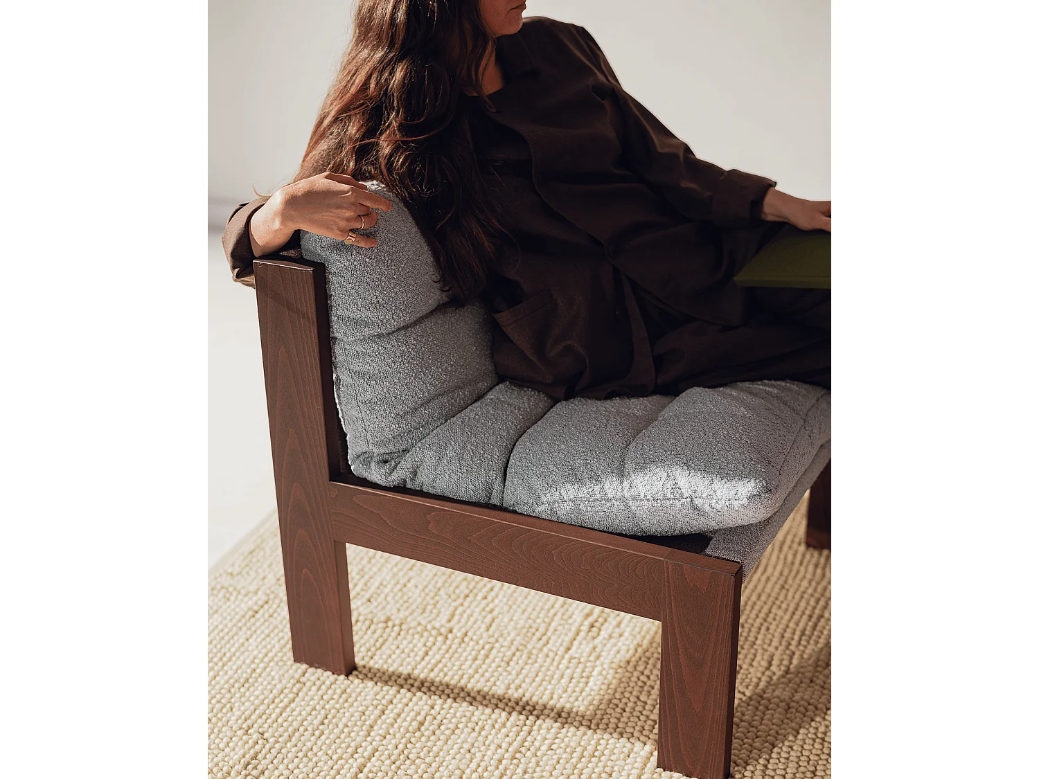 Huno Loungestoel - boucl&eacute;-stof, massief houten frame, moderne loungezit