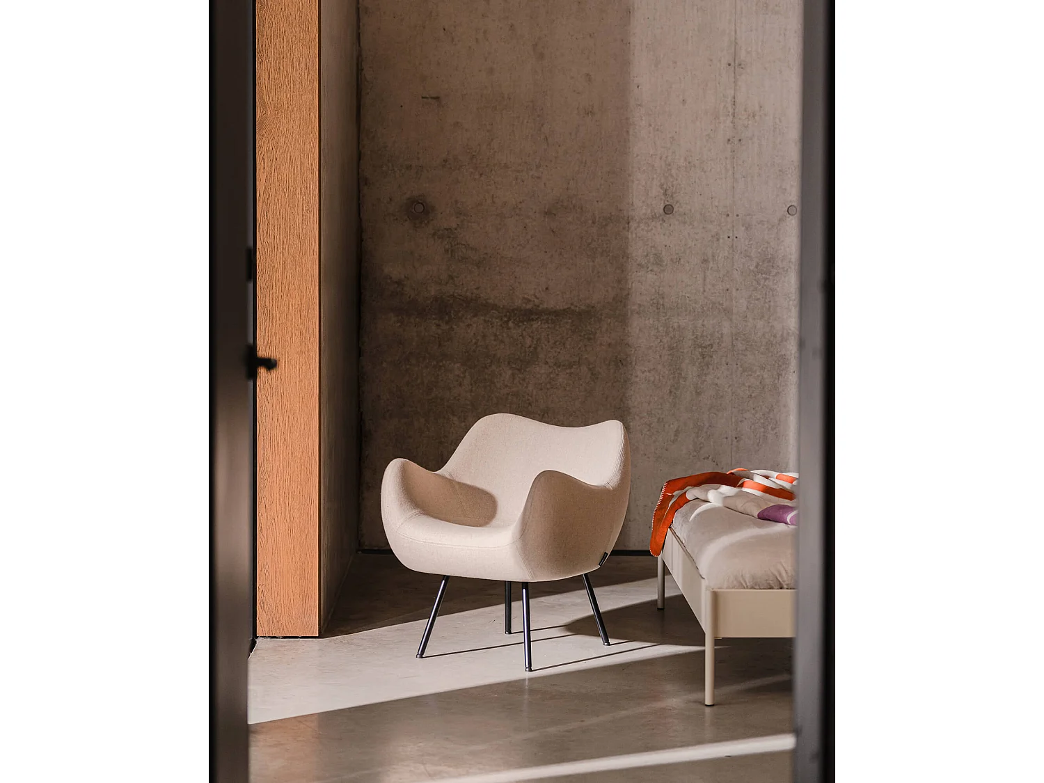 RM58 Fauteuil - heruitgave Roman Modzelewski, gewatteerde stoel met wollen bekleding
