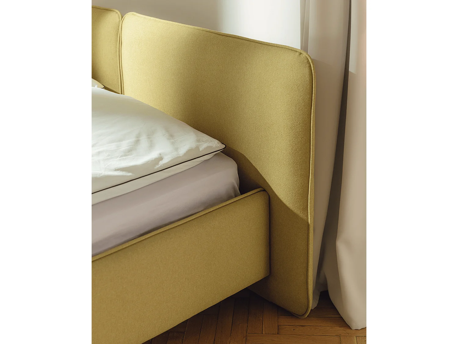 Lit rembourré Melu noo.ma - silhouette arrondie, rangement optionnel avec levage pneumatique