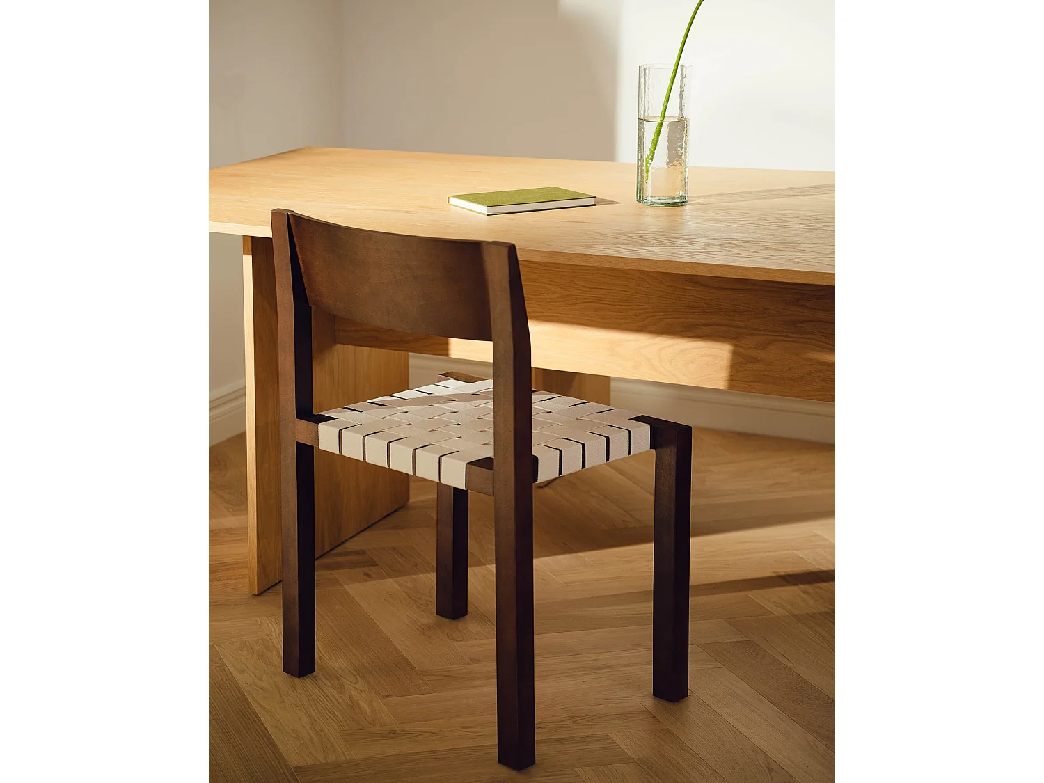 Toli Stuhl, minimalistischer Stuhl mit gewebter Jute- oder Baumwollsitzfläche, ohne Armlehnen, Höhe 80 cm