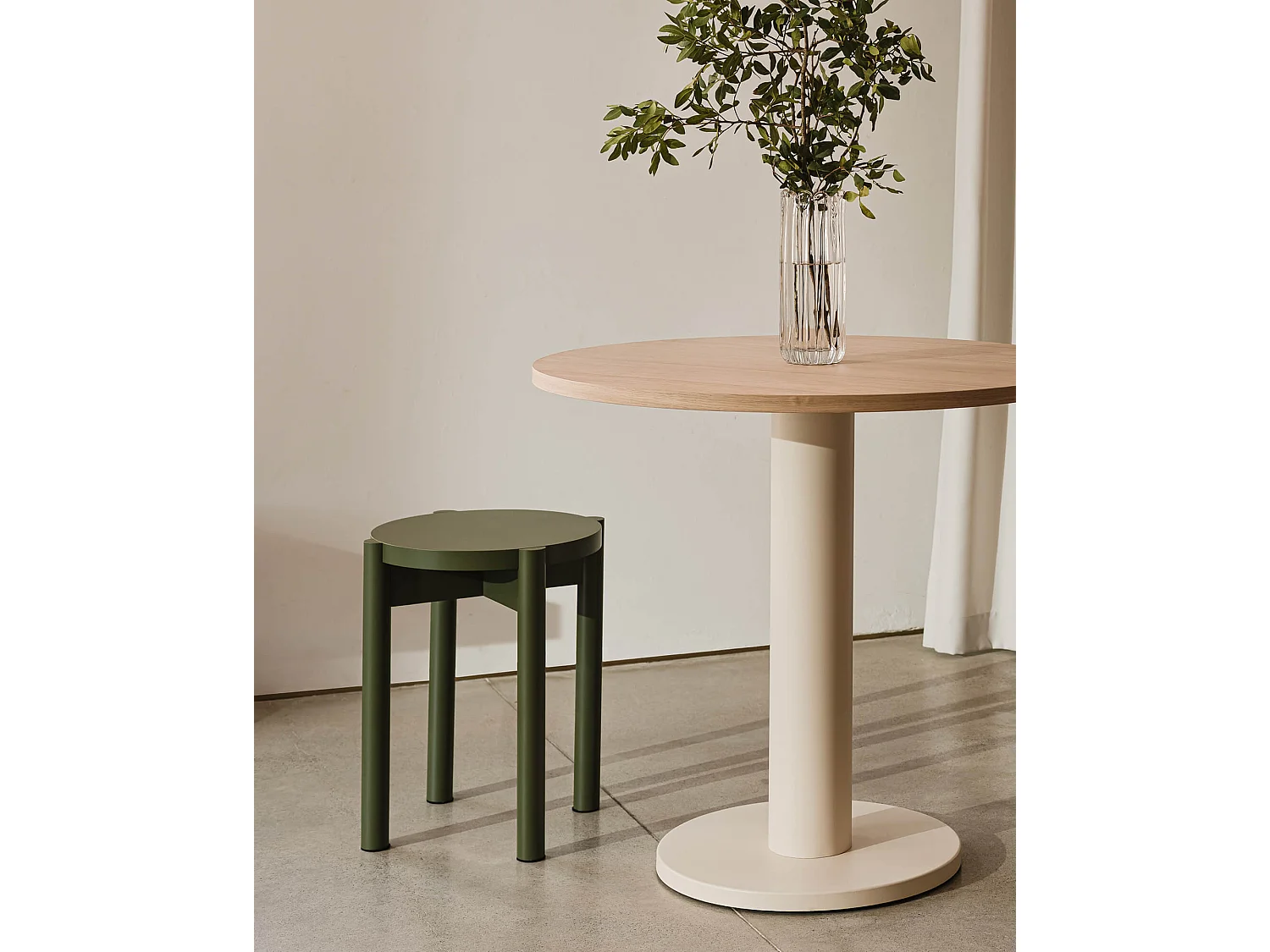 Tabouret Hopp en bois massif - design minimaliste, hauteur d'assise 45 cm
