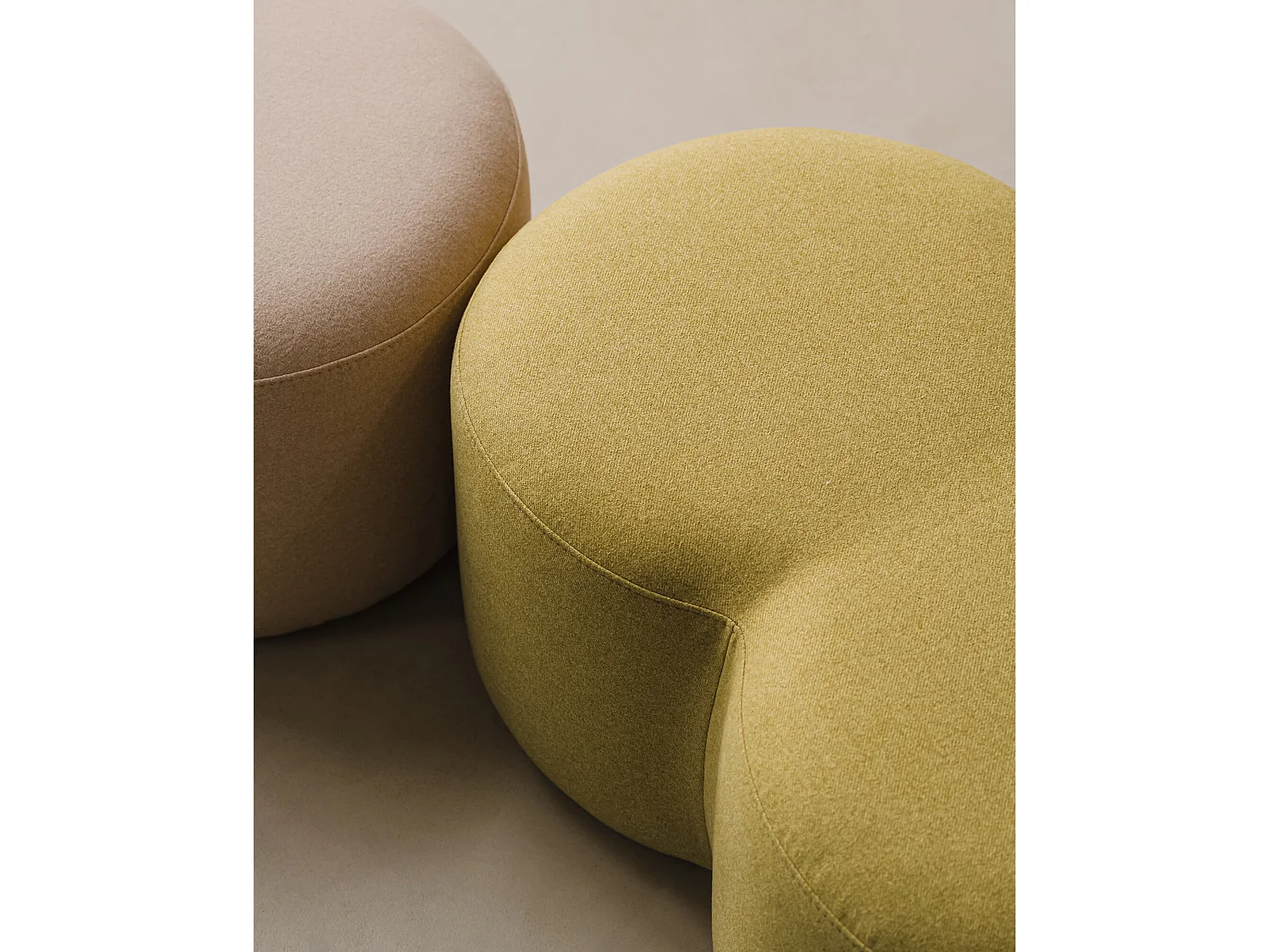 Pouf Umbo noo.ma - pouf rond design, siège d'appoint et table basse alternative