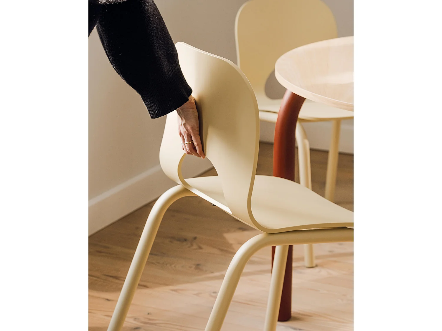 Atto stoel - moderne houten en metalen stoel, matte afwerking