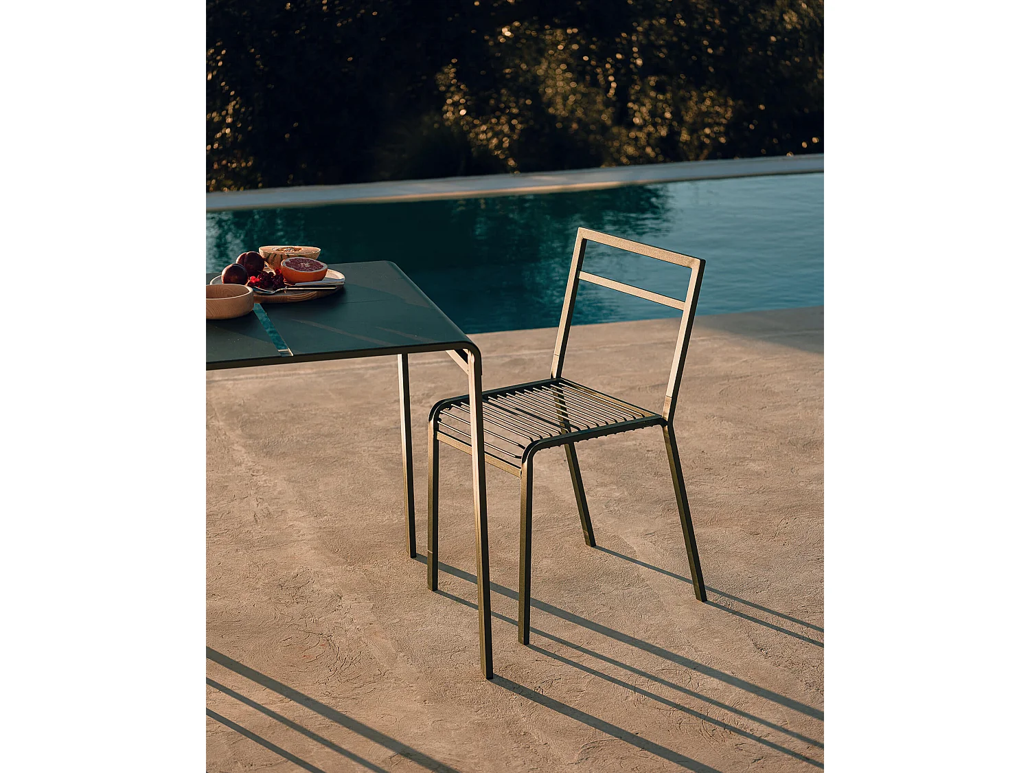 Chaise d'extérieur Oto en acier léger et durable