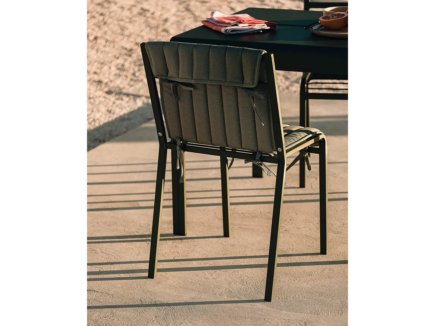 Chaise d'extérieur Oto en acier léger et durable