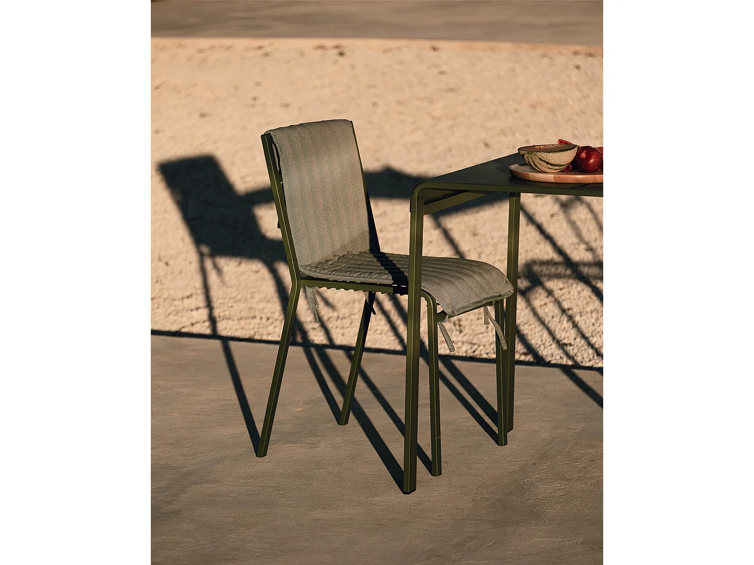 Chaise d'extérieur Oto en acier léger et durable