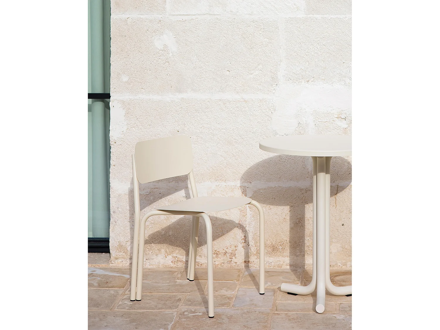 Chaise Kei noo.ma - design épuré, confortable et résistante