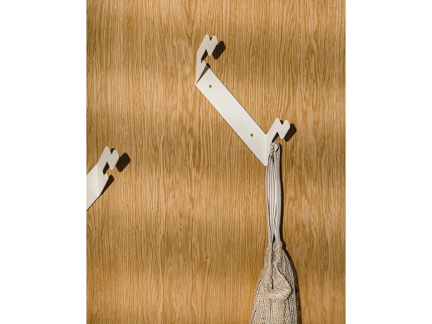 Glips Wandgarderobe - stabile Stahlkonstruktion, minimalistisches Design