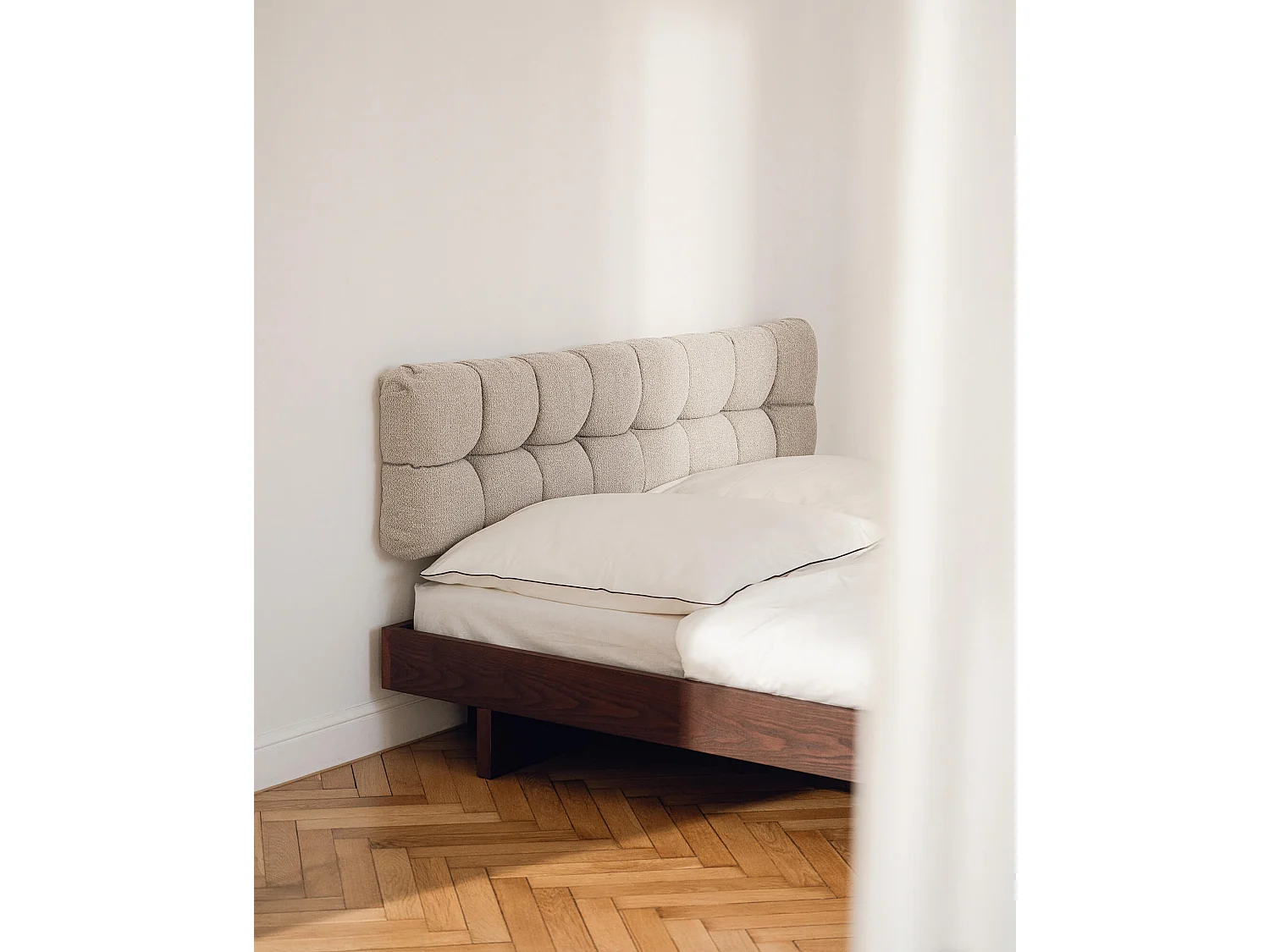 Tête de lit Bolbi beige en bouclè, 40 cm de haut, fixation murale