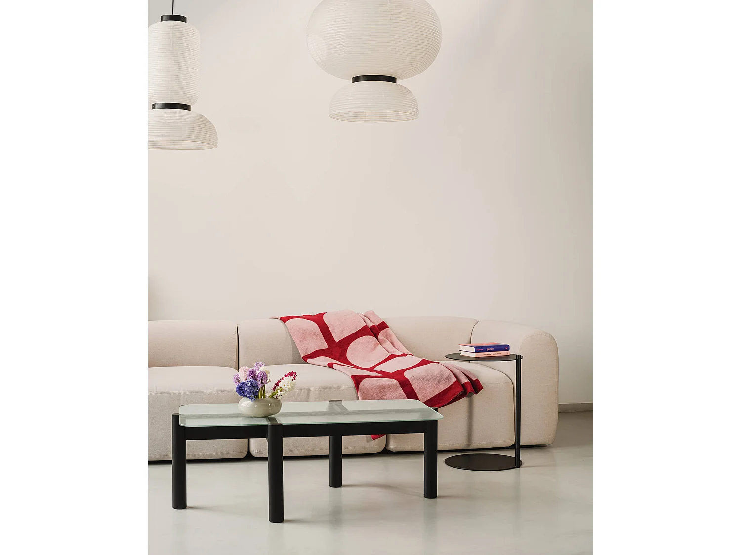 Table basse Kob - verre trempé texturé et pieds chêne massif, design minimaliste