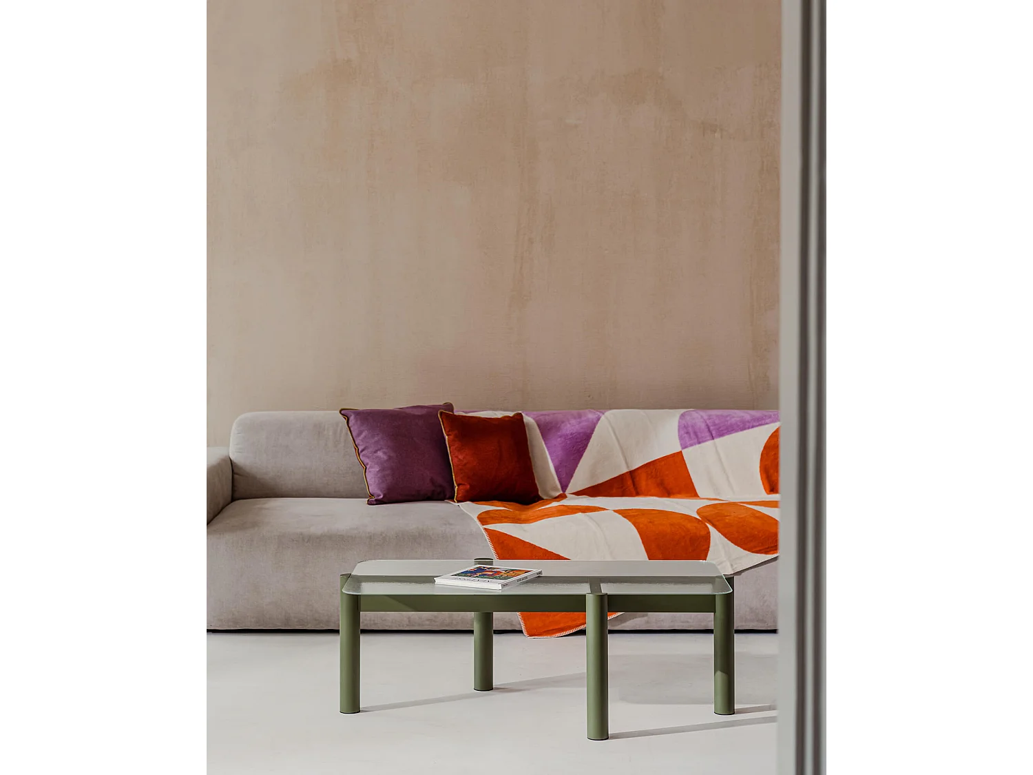 Table basse Kob - verre trempé texturé et pieds chêne massif, design minimaliste