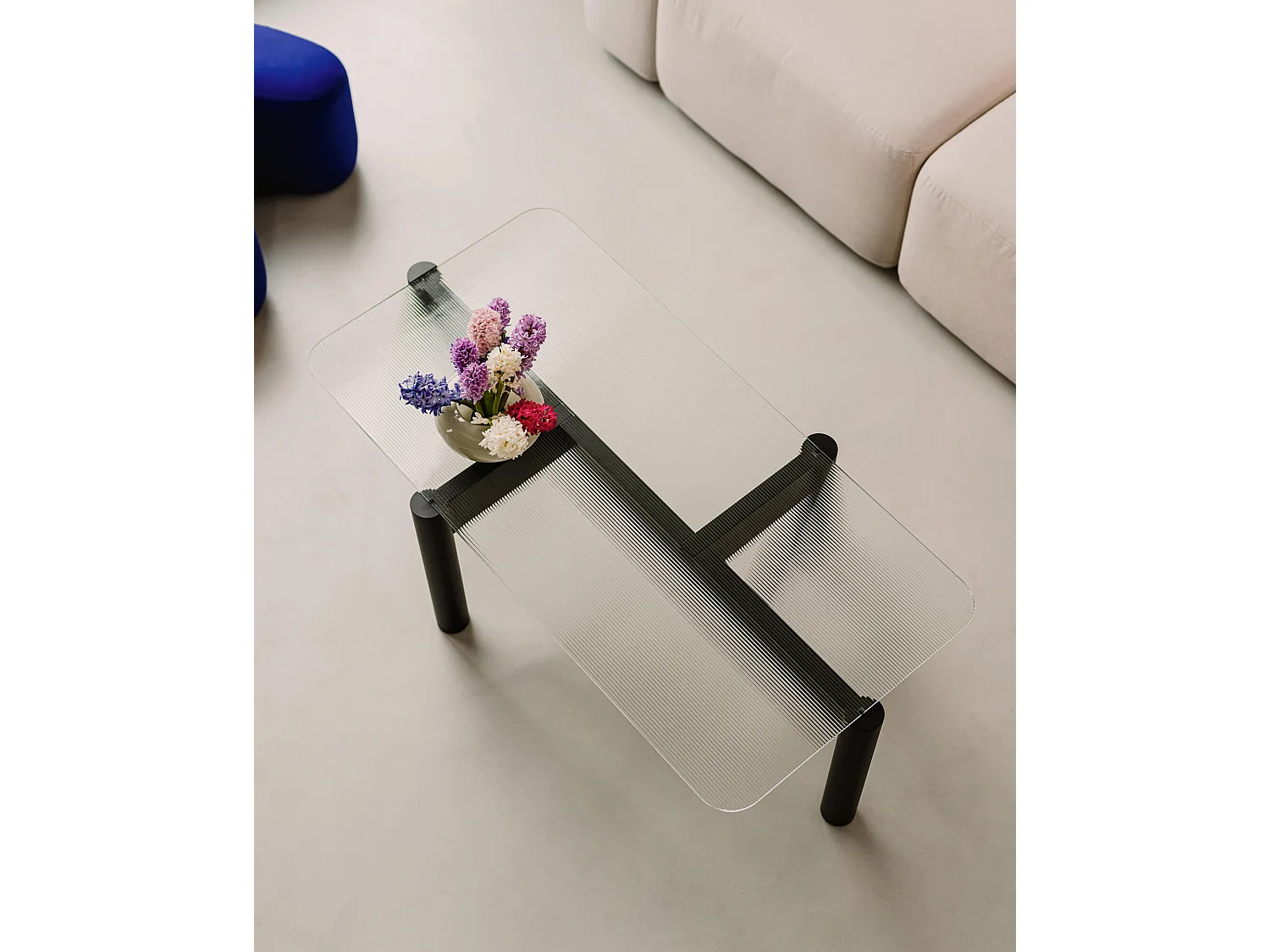 Table basse Kob - verre trempé texturé et pieds chêne massif, design minimaliste