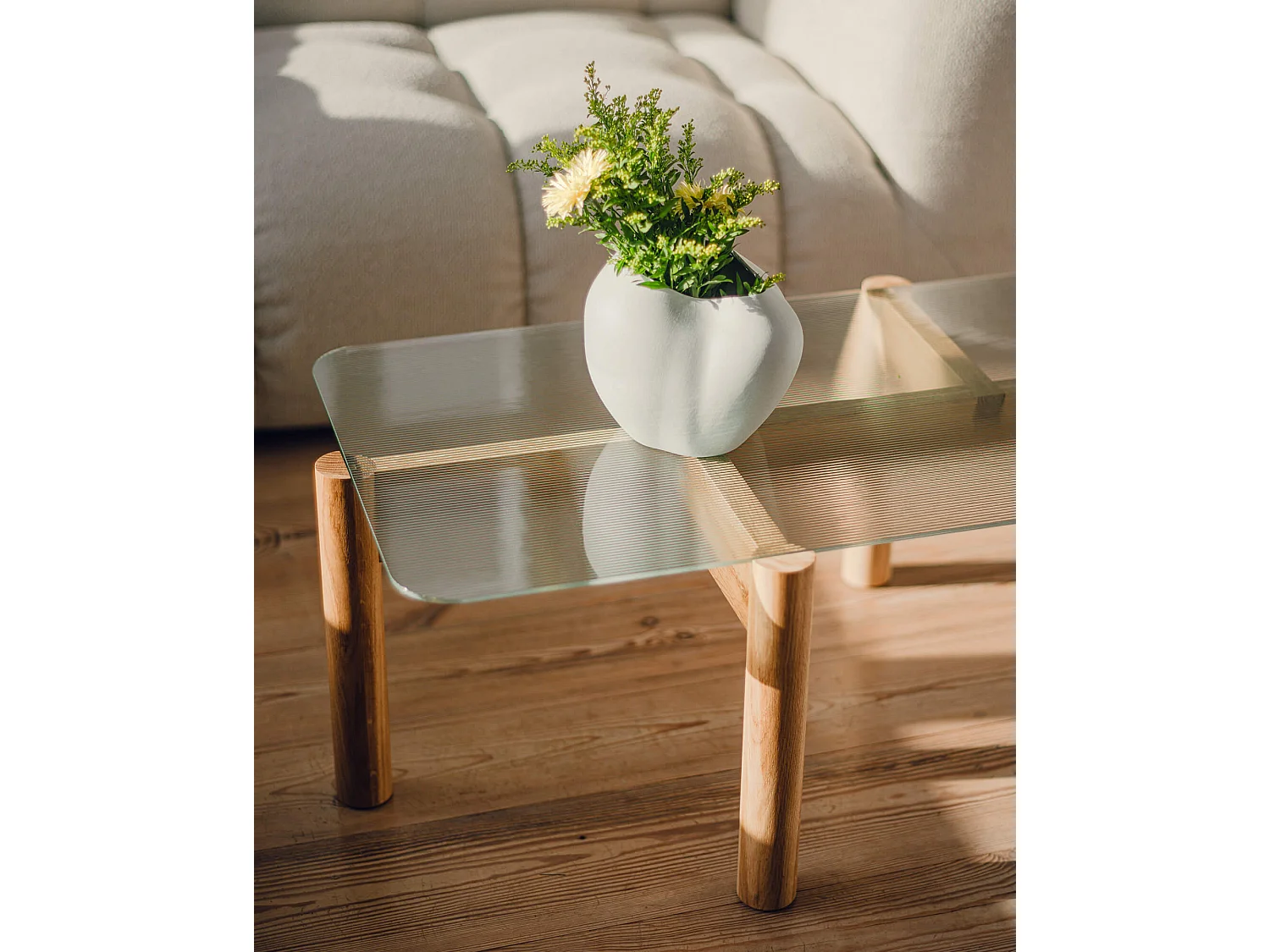 Table basse Kob - verre trempé texturé et pieds chêne massif, design minimaliste