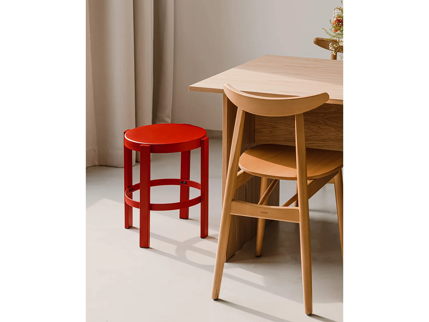 noo.ma DOON Hocker aus Stahl, 45 cm hoch, matt, Modern, Tomatenrot/Terracotta