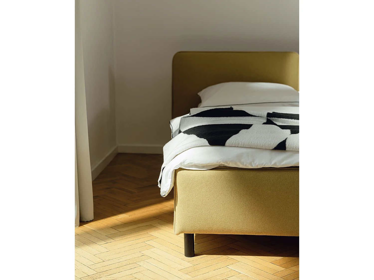 Lit rembourré Melu noo.ma - silhouette arrondie, rangement optionnel avec levage pneumatique