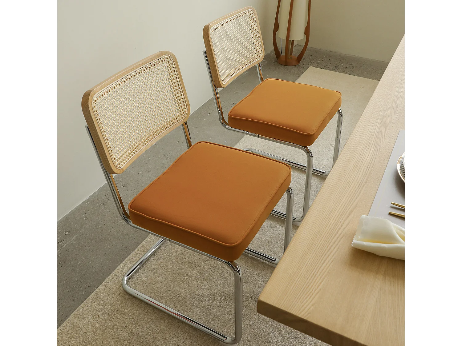 Lot de 2 chaises de salle à manger en rotin et velours - Pieds chromés - Couleur orange