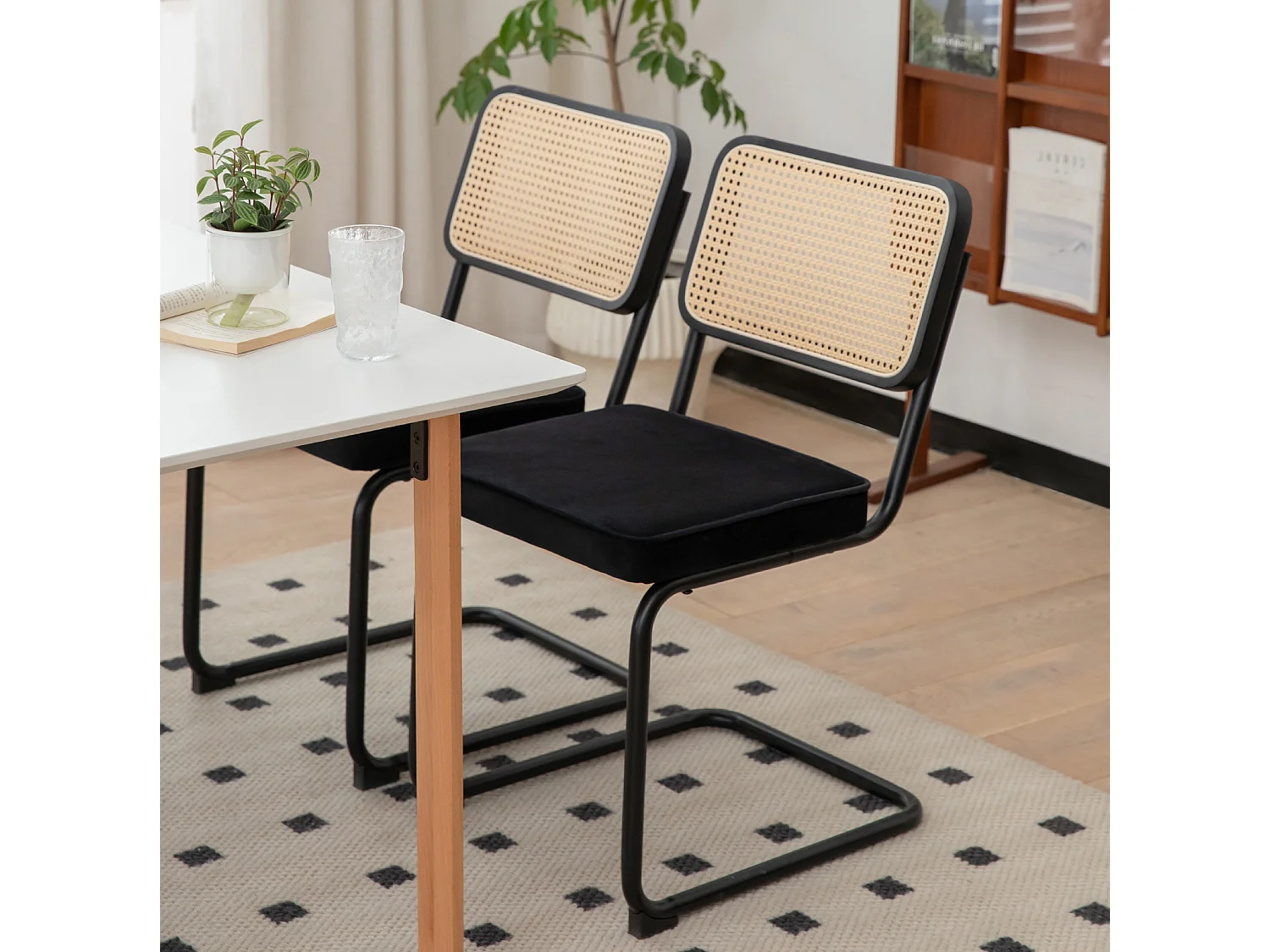 Lot de 4 chaises avec pieds chromés - Velours et rotin - Noir