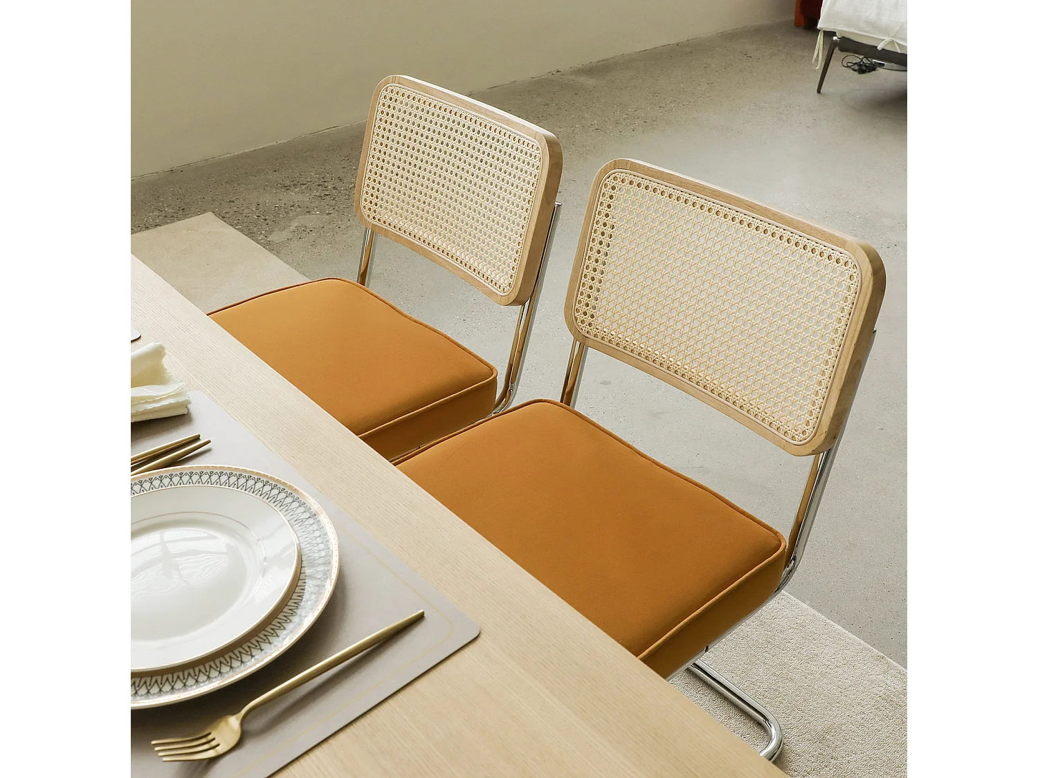 Lot de 4 chaises avec pieds chromés - Velours et rotin - Couleur orange